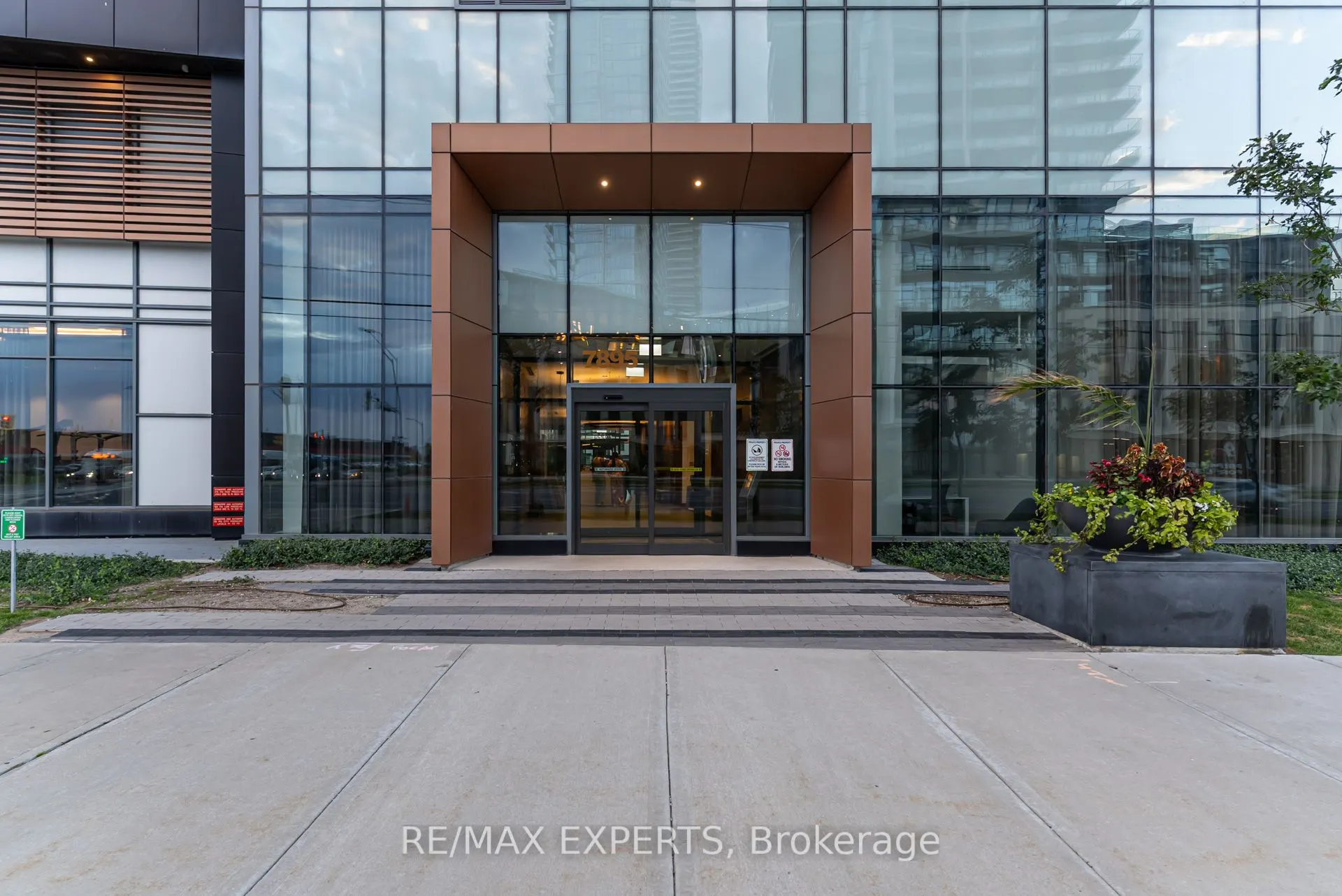 7895 Jane Street, #2106