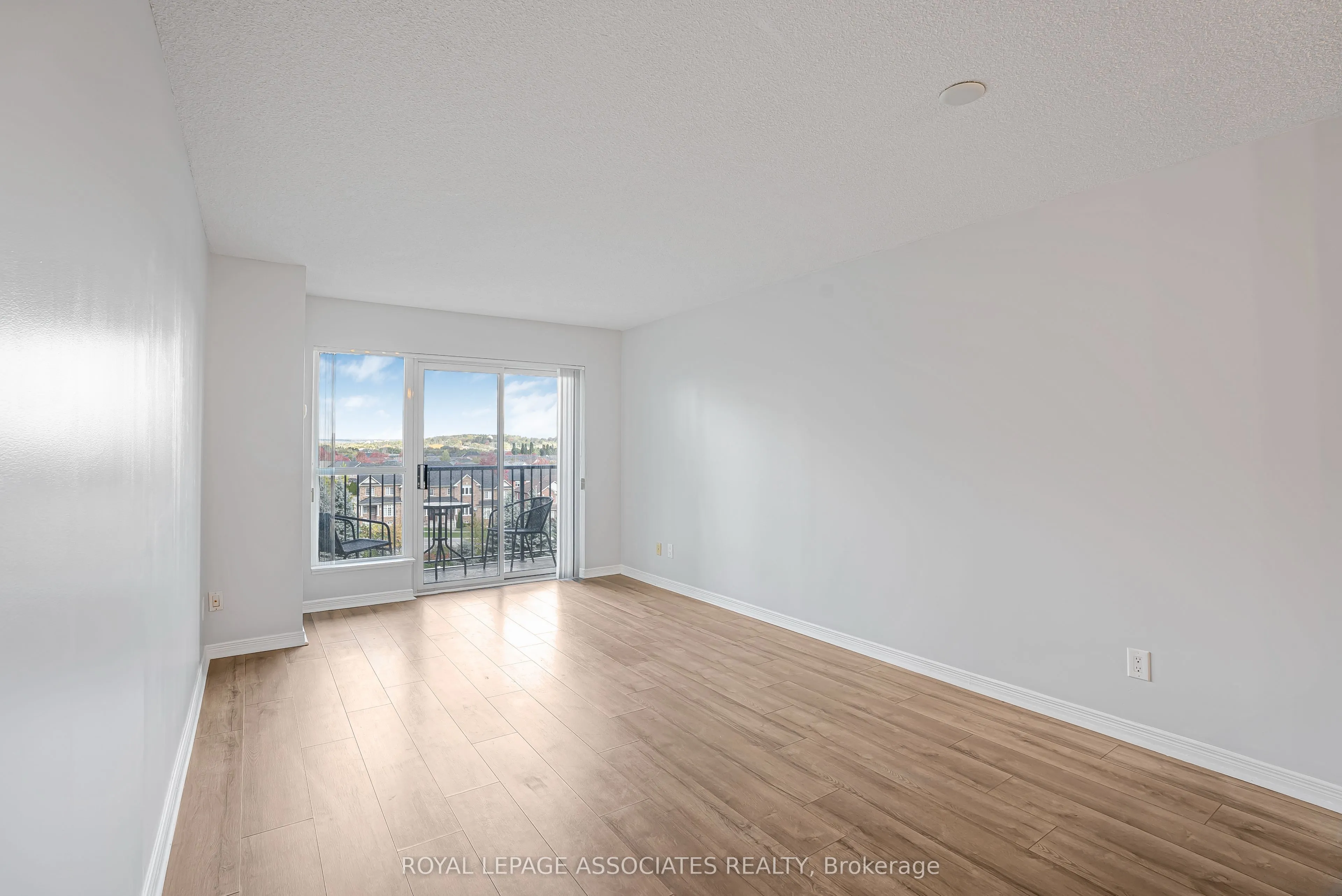 185 Oneida Crescent, #715