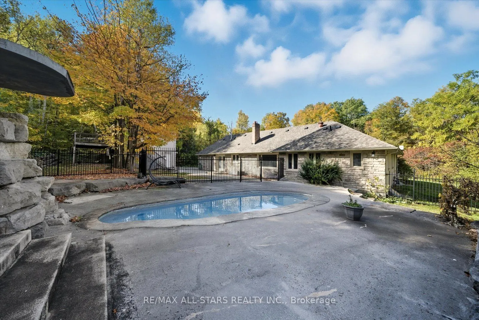 40 Algonquin Forest Drive