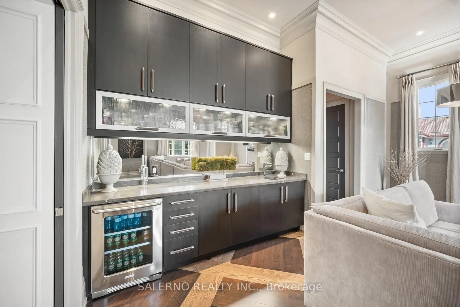 8 Thornhill Avenue