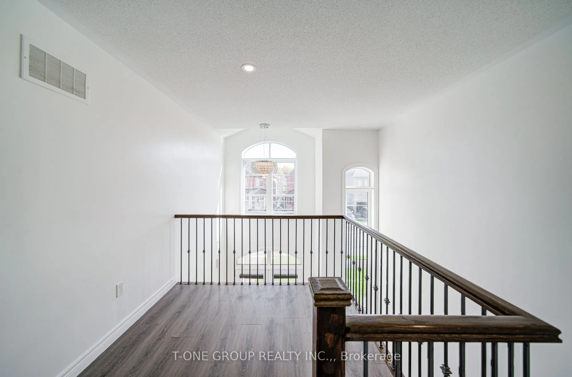 60 LEWIS Avenue
