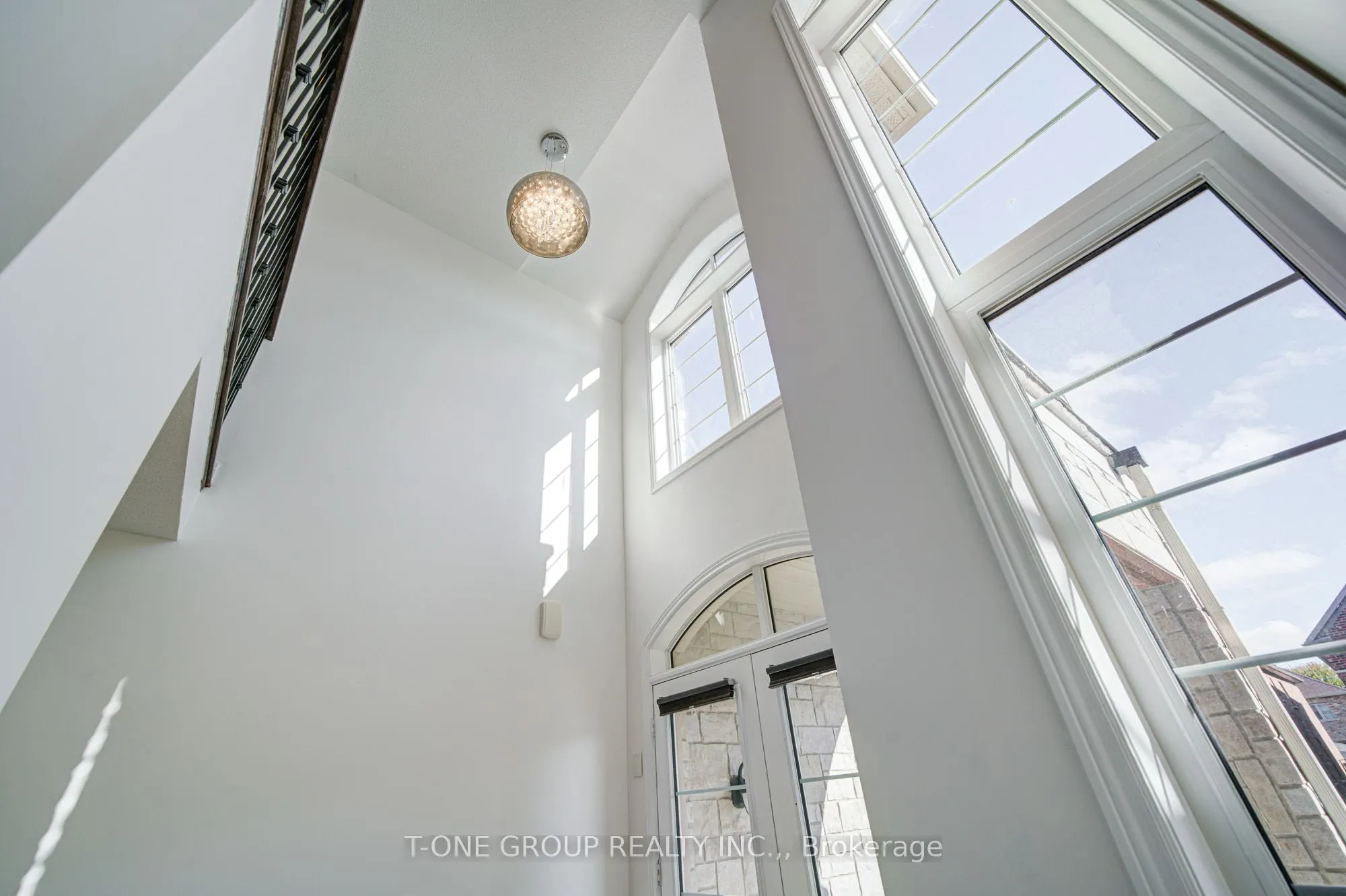 60 LEWIS Avenue