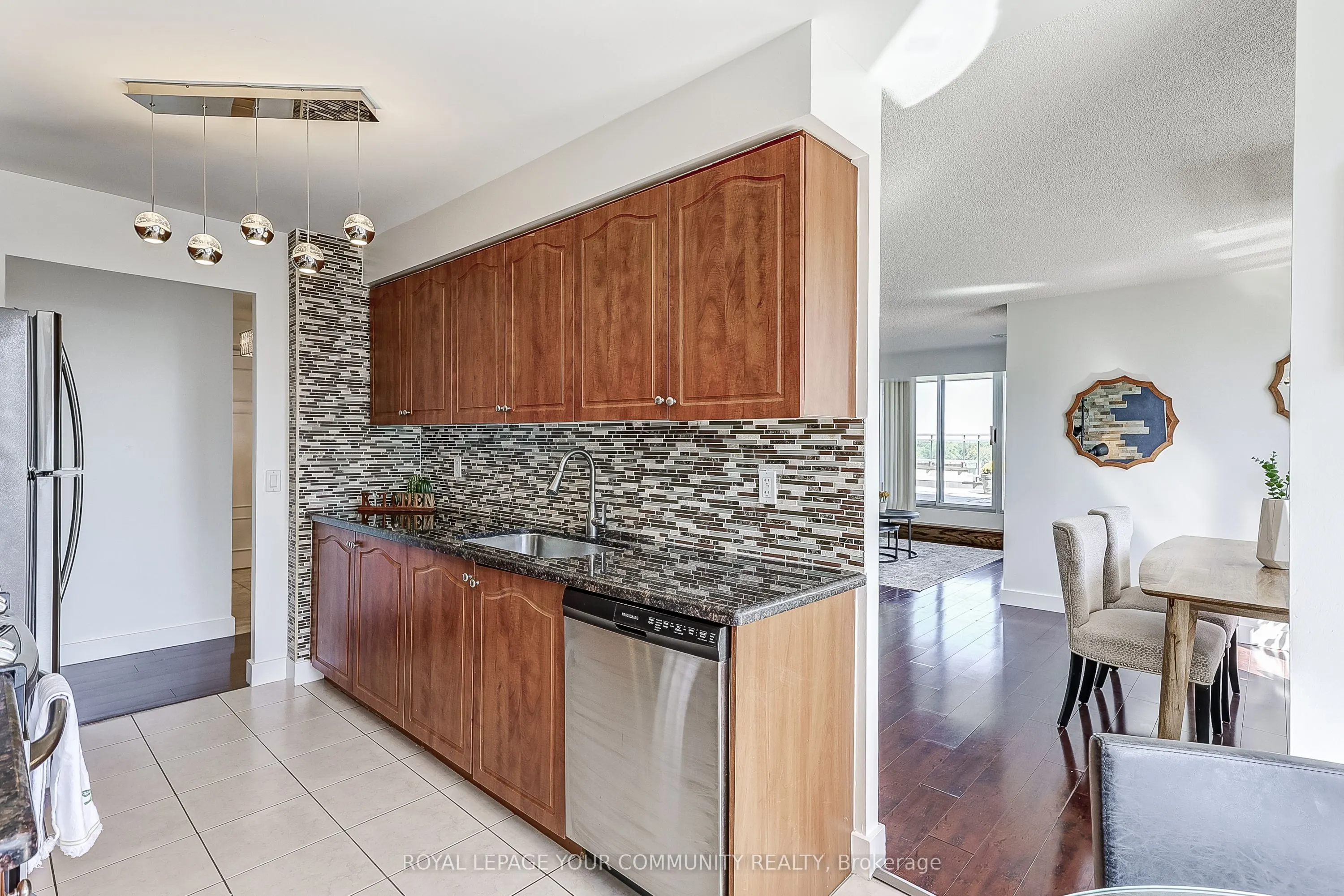 350 Red Maple Road, #905