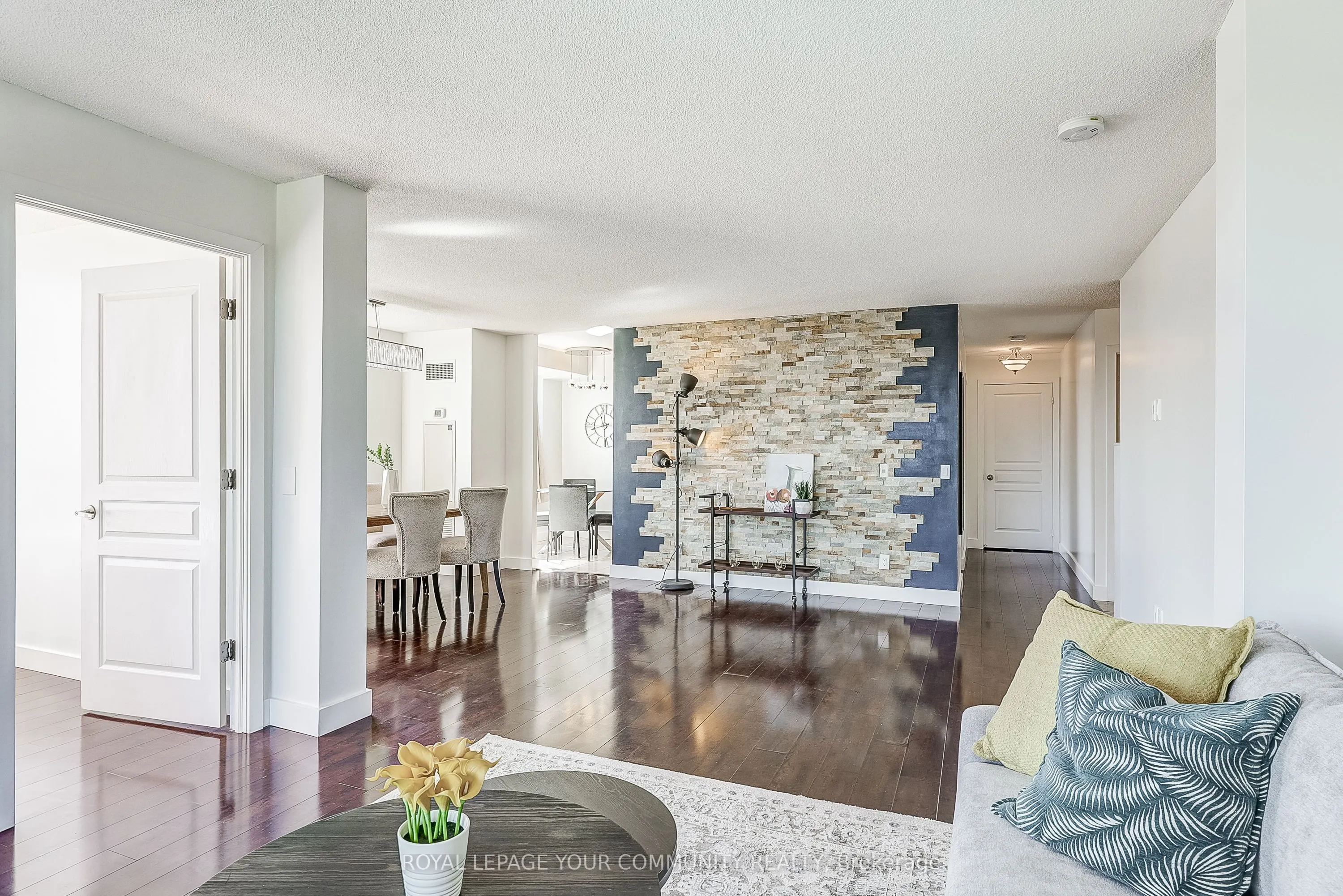 350 Red Maple Road, #905
