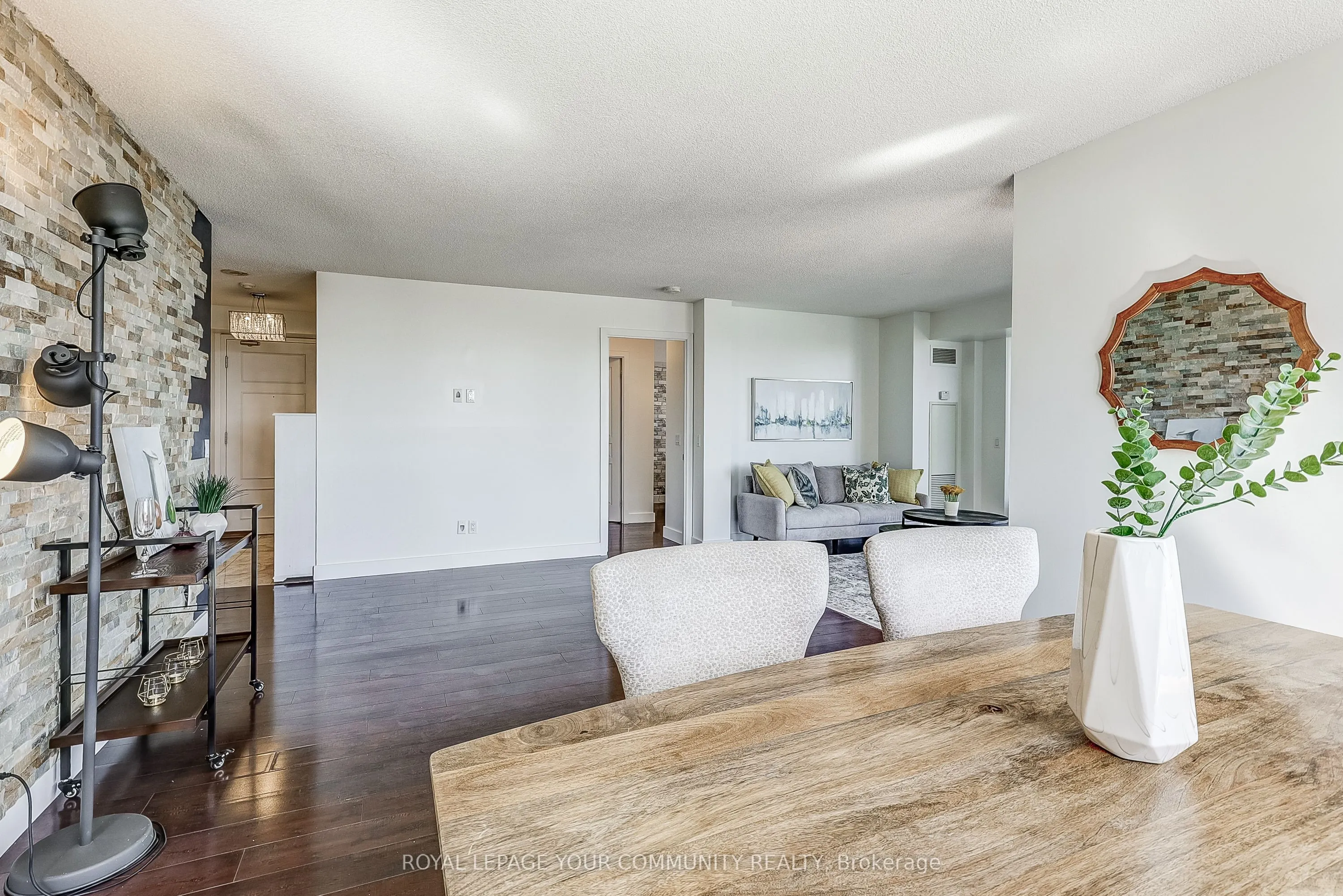 350 Red Maple Road, #905