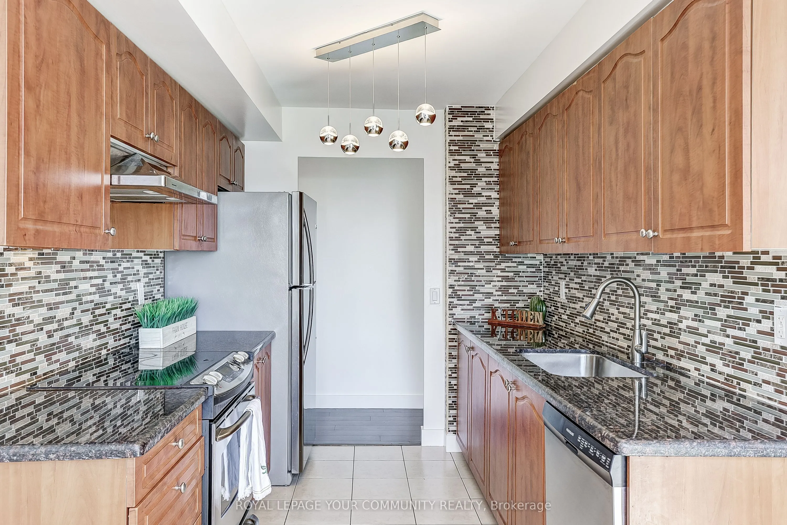 350 Red Maple Road, #905