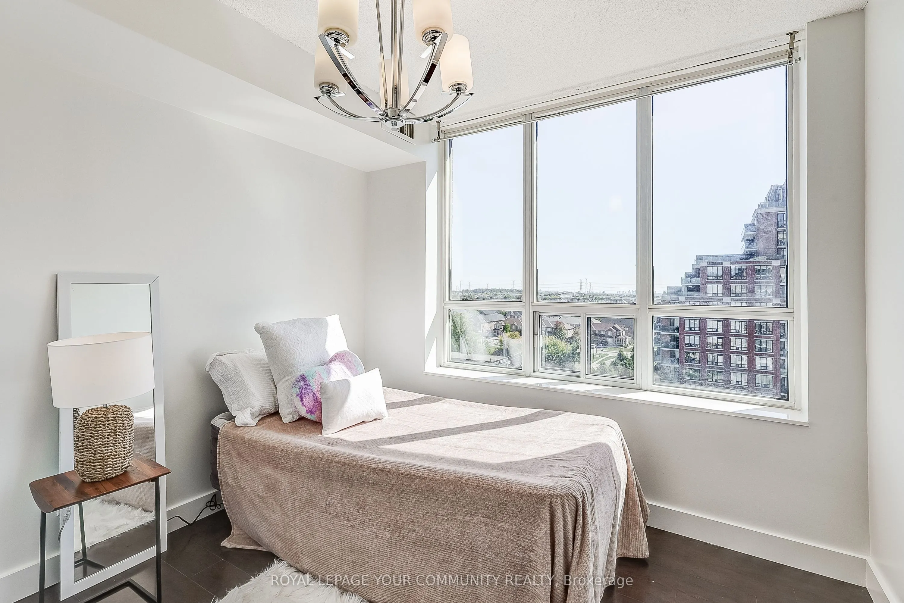 350 Red Maple Road, #905