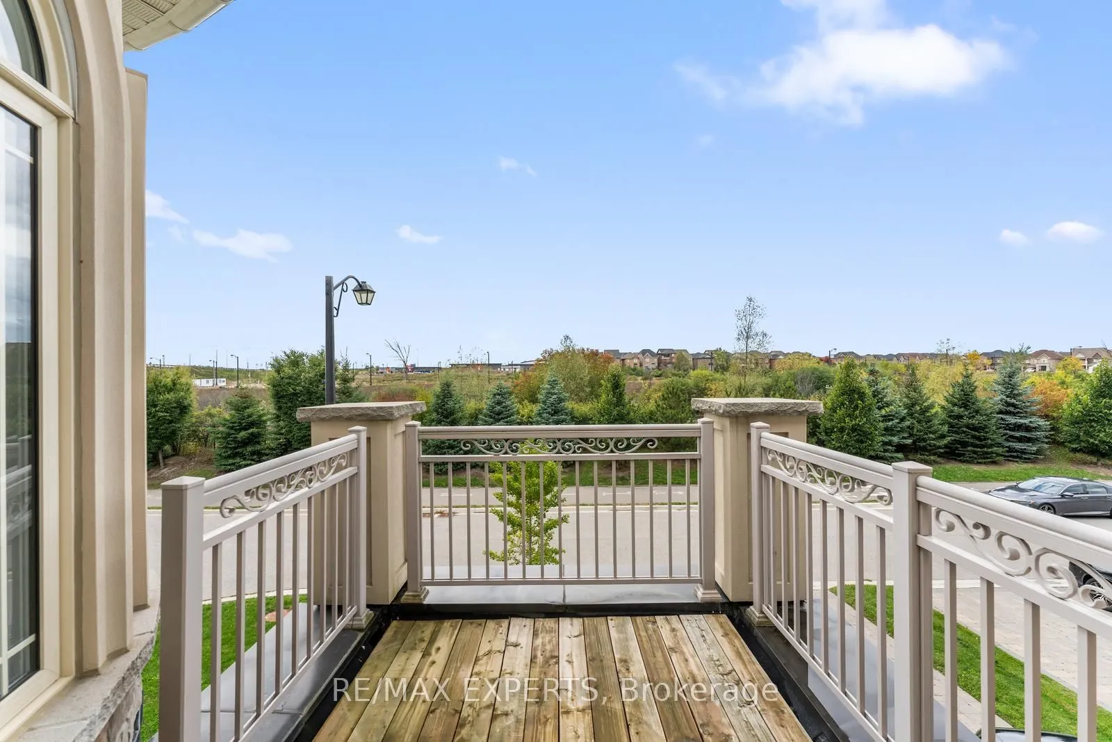 97 Ross Vennare Crescent