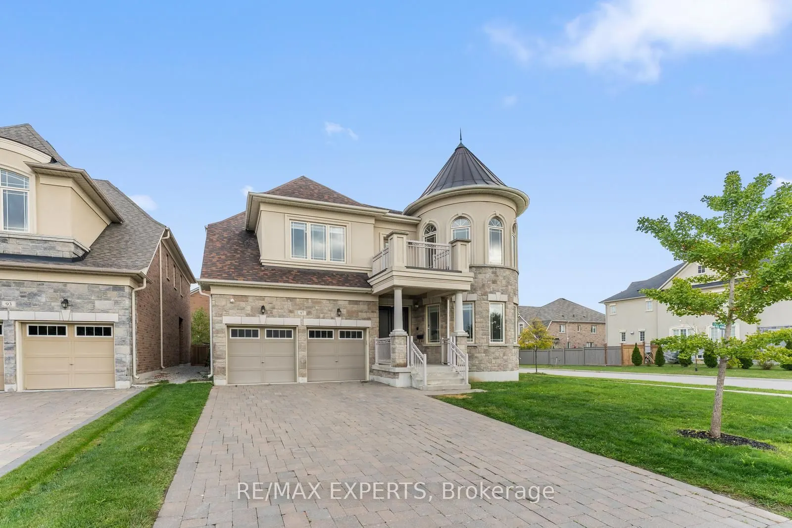 97 Ross Vennare Crescent
