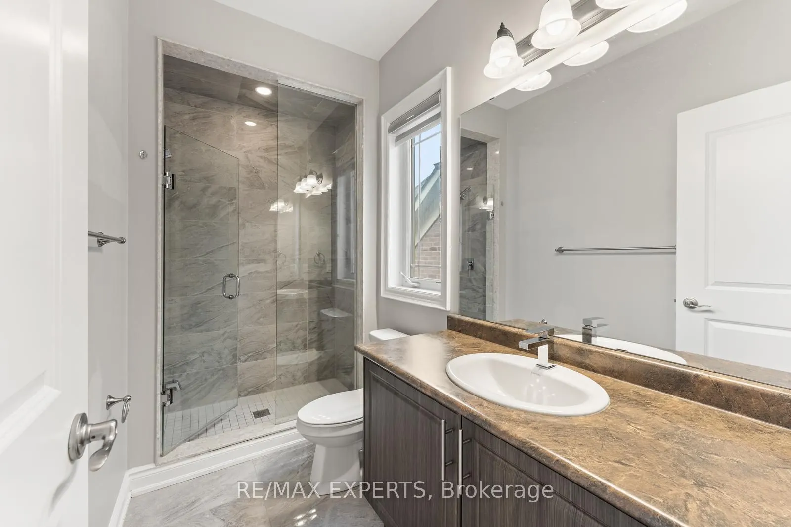 97 Ross Vennare Crescent