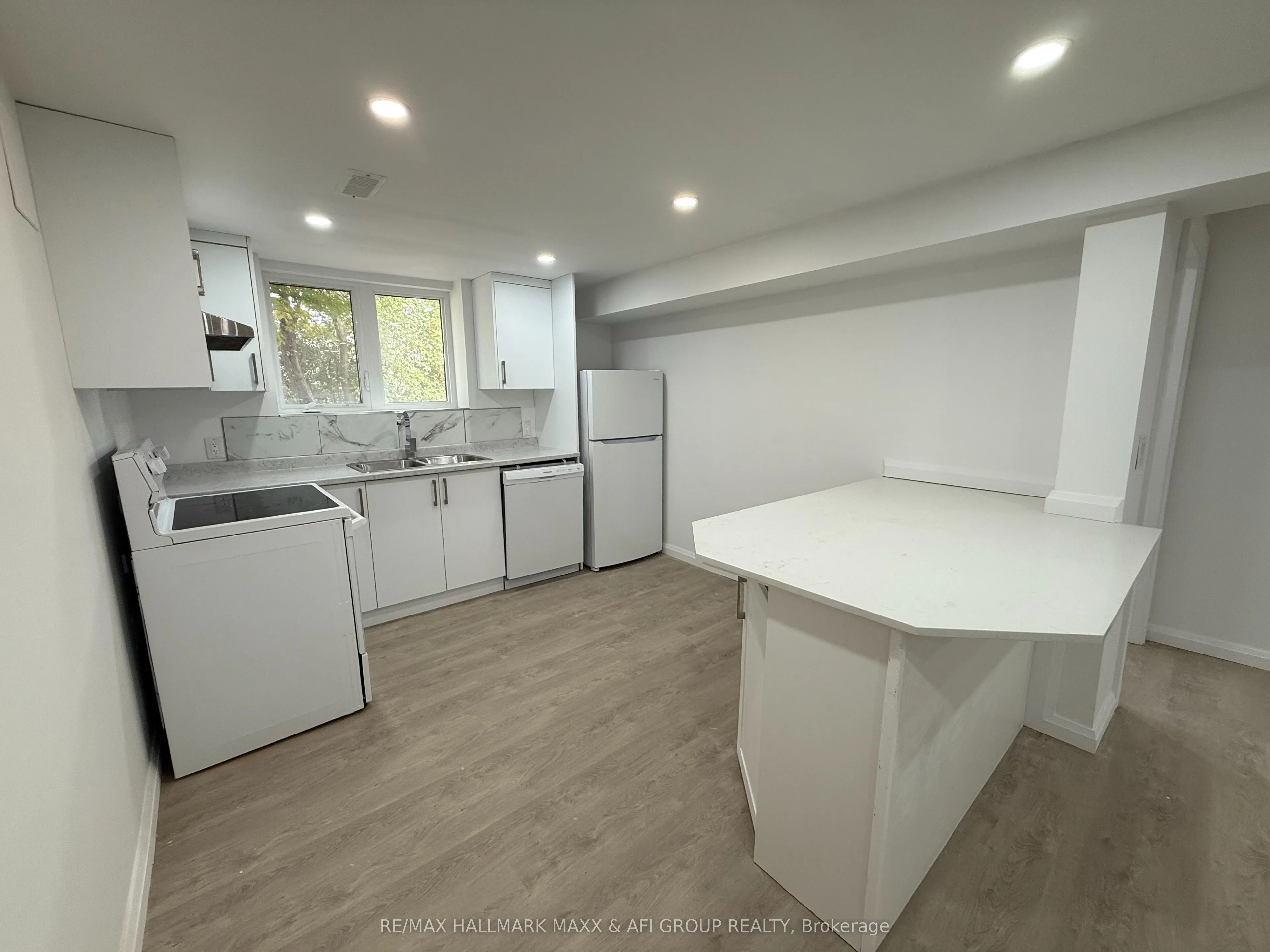 374 Rita's Avenue, #Lower