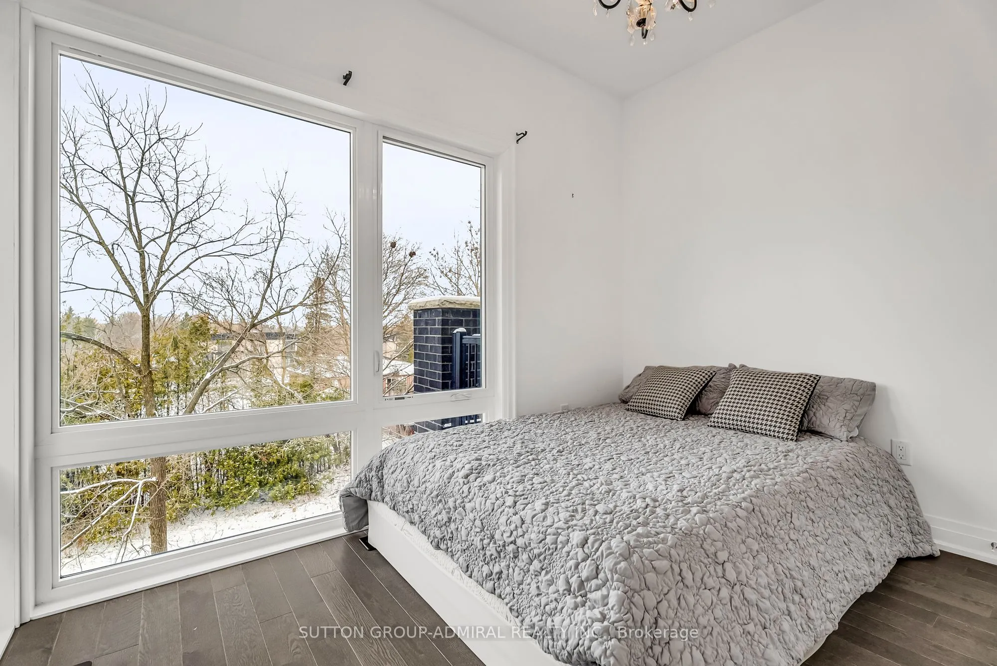 34 Globemaster Lane S