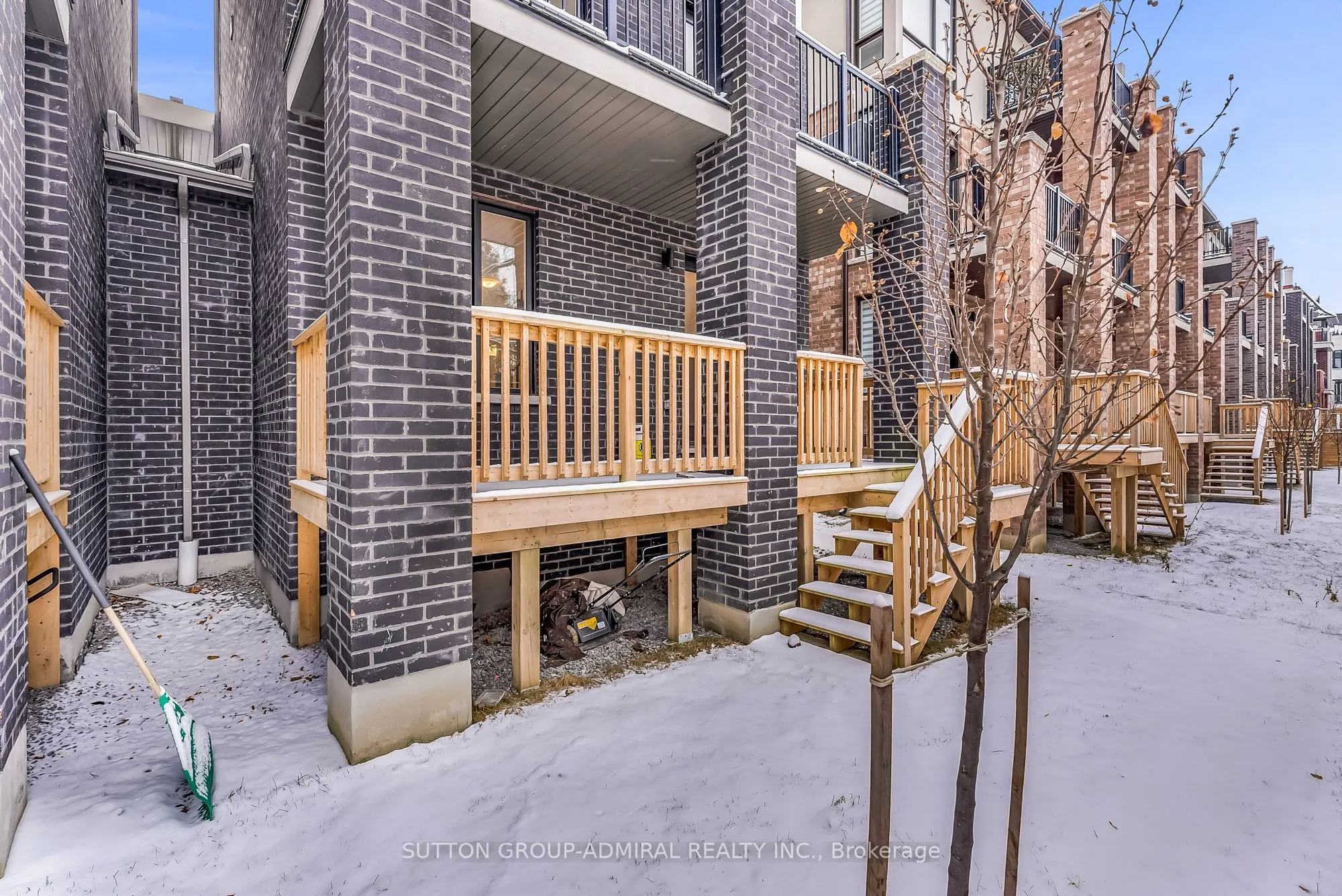 34 Globemaster Lane S