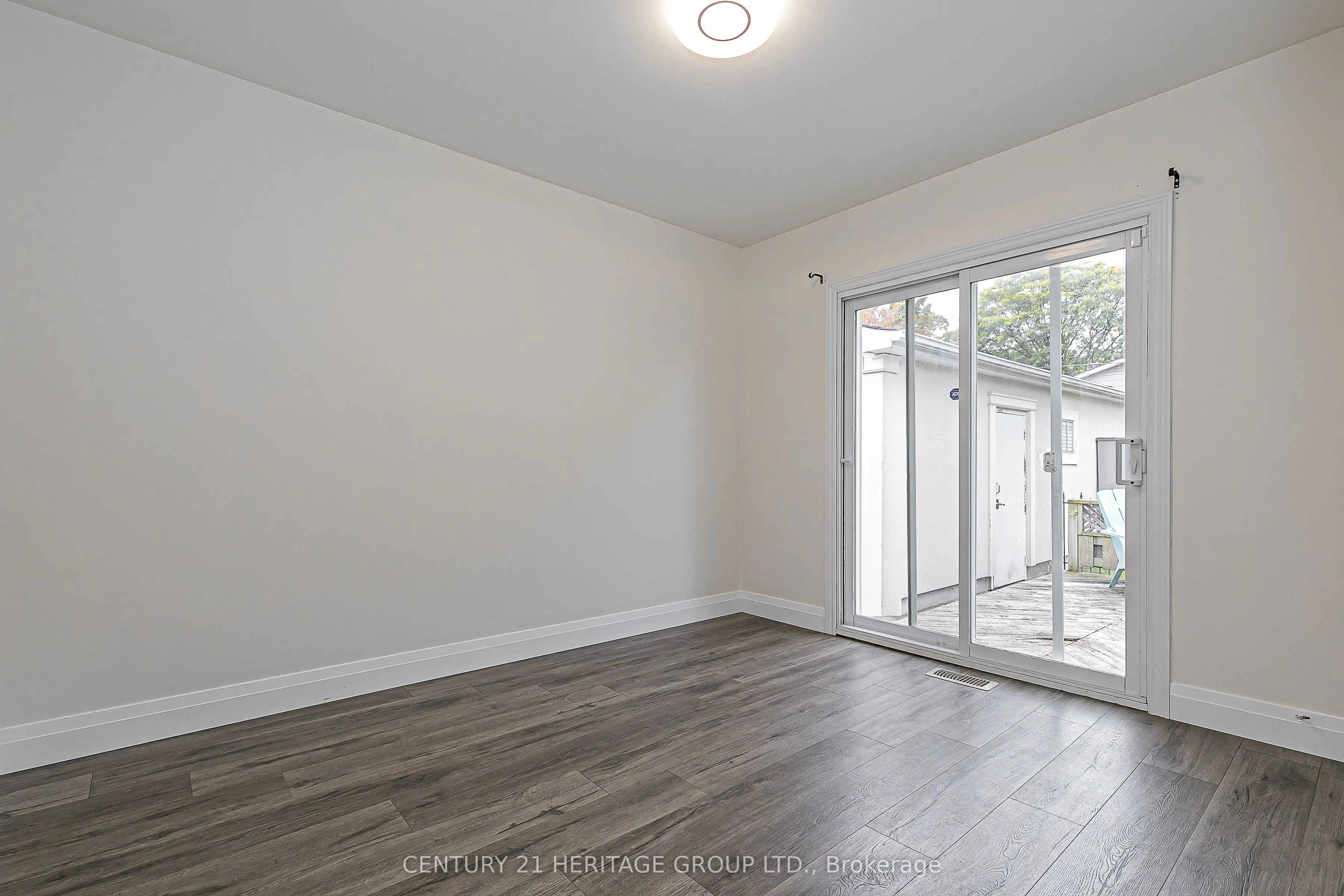 26 Knowles Crescent