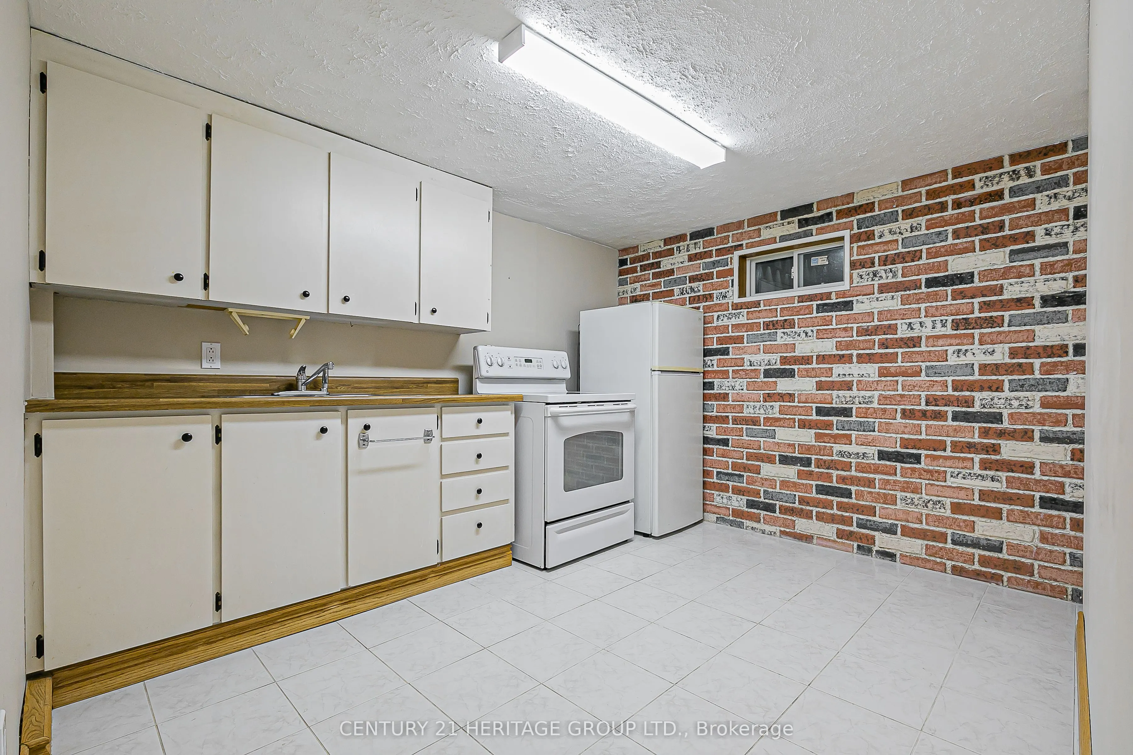 26 Knowles Crescent