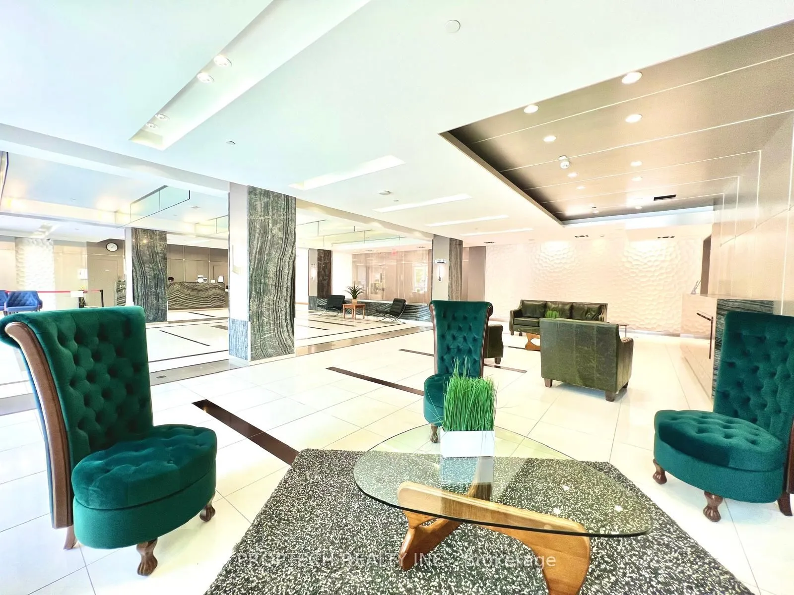 7165 Yonge Street, #1911