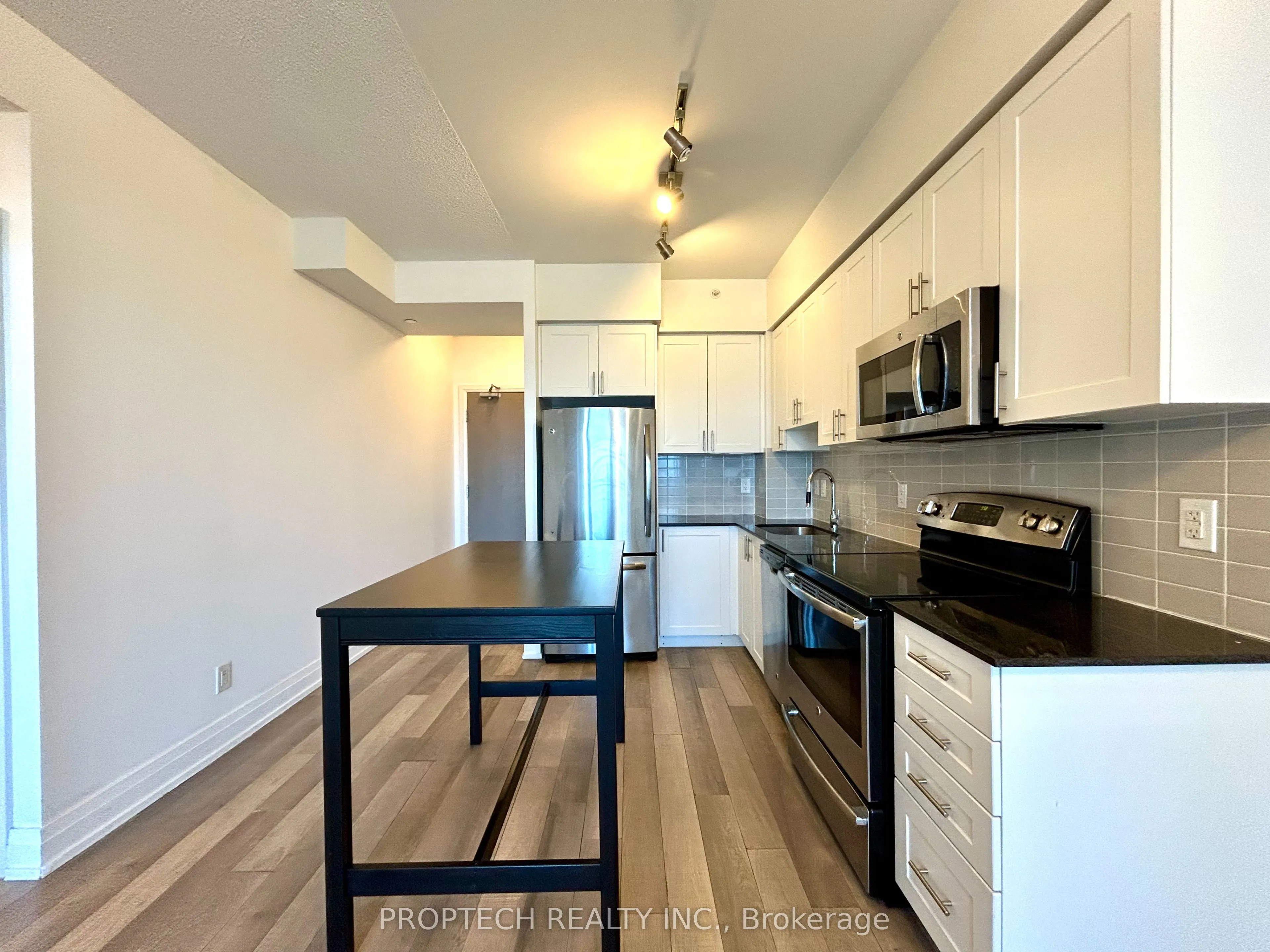 7165 Yonge Street, #1911