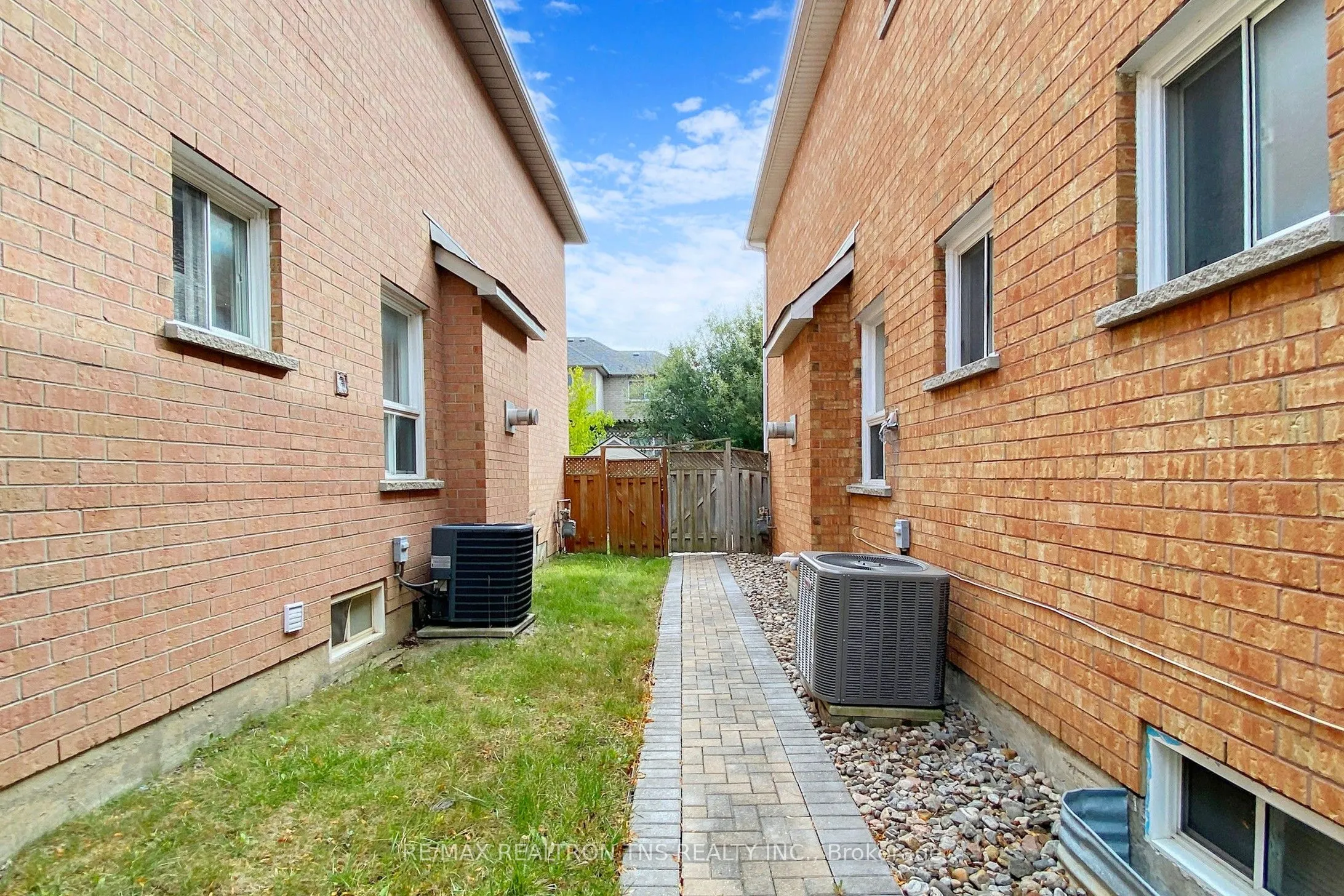10 Breezeway Crescent
