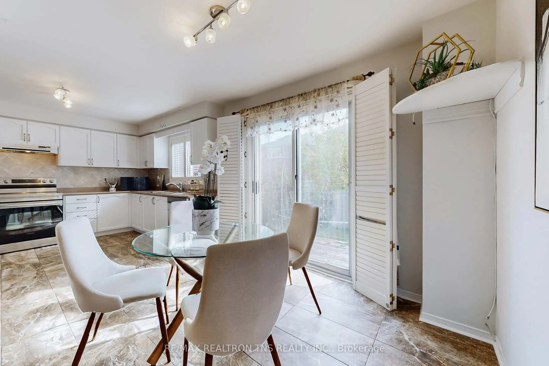 10 Breezeway Crescent