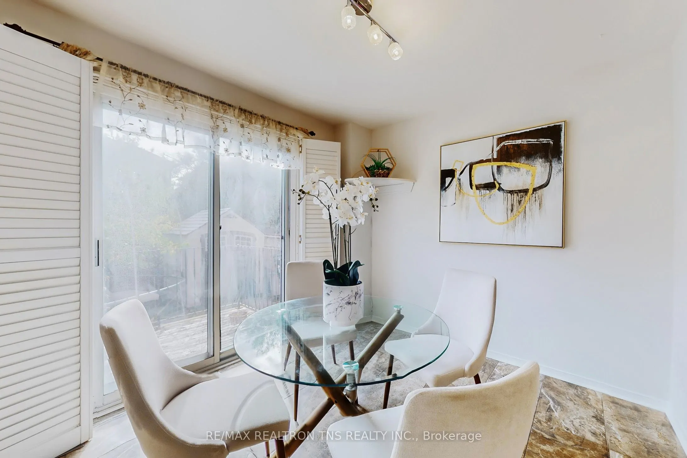 10 Breezeway Crescent
