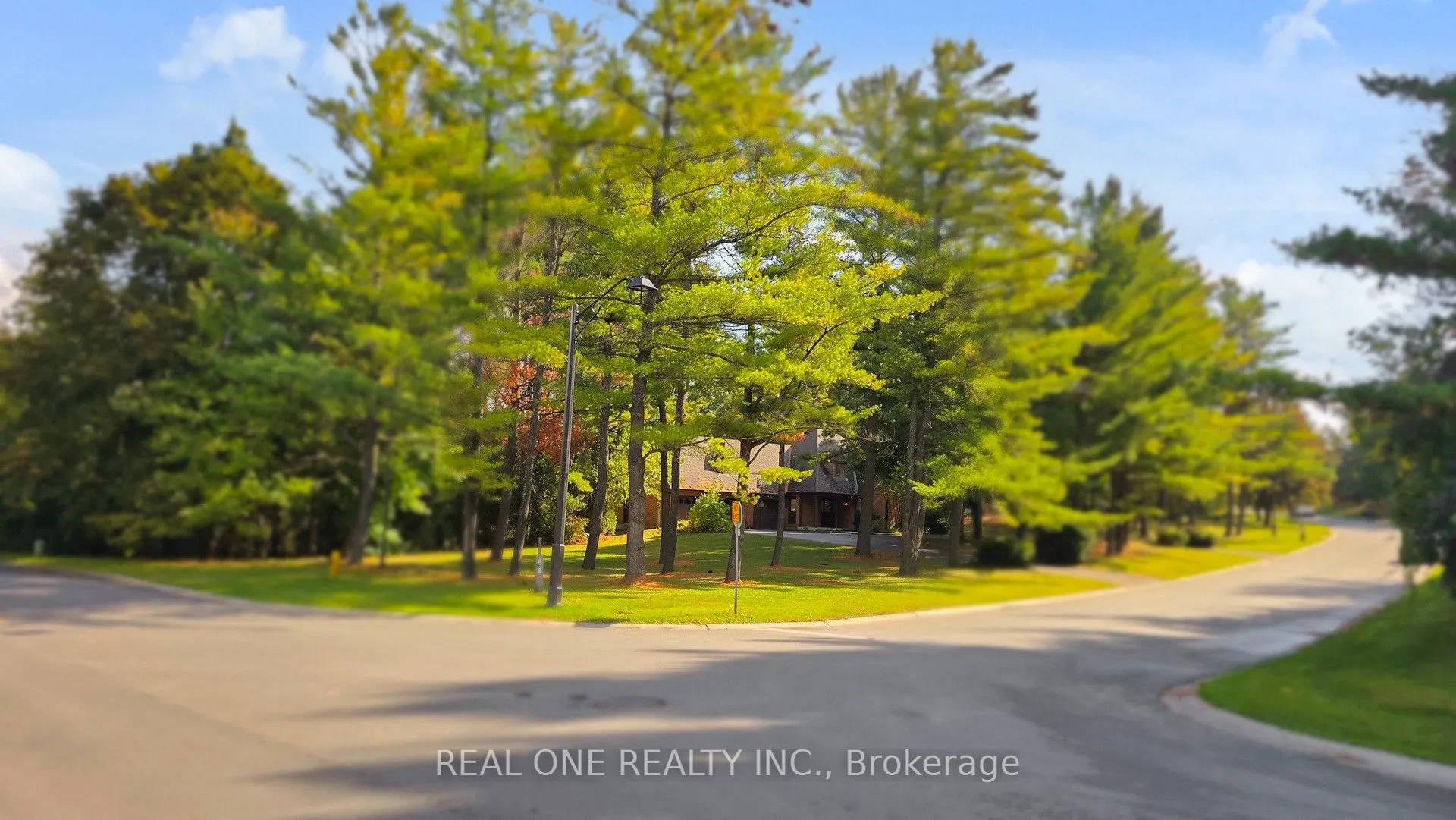 465 Woodland Acres Crescent