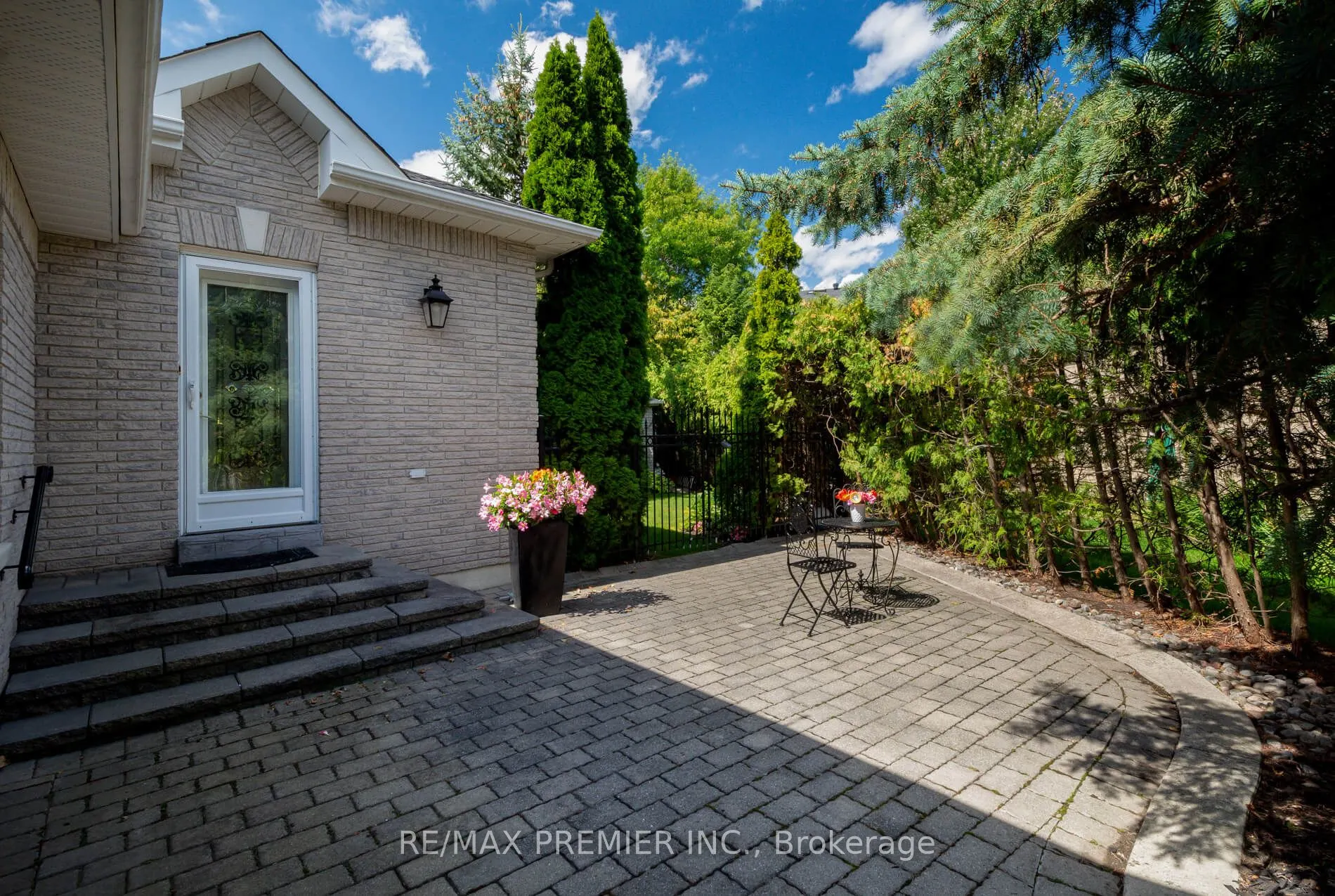 90 Shamrock Crescent