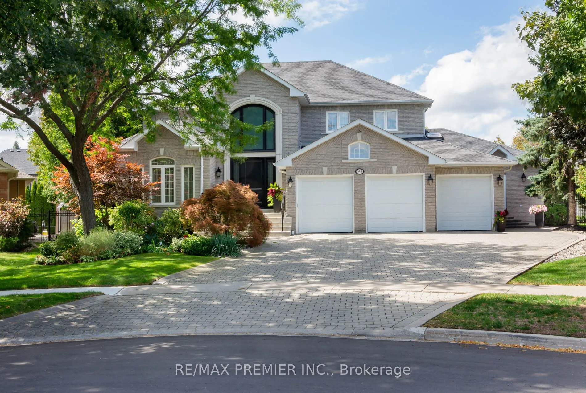 90 Shamrock Crescent