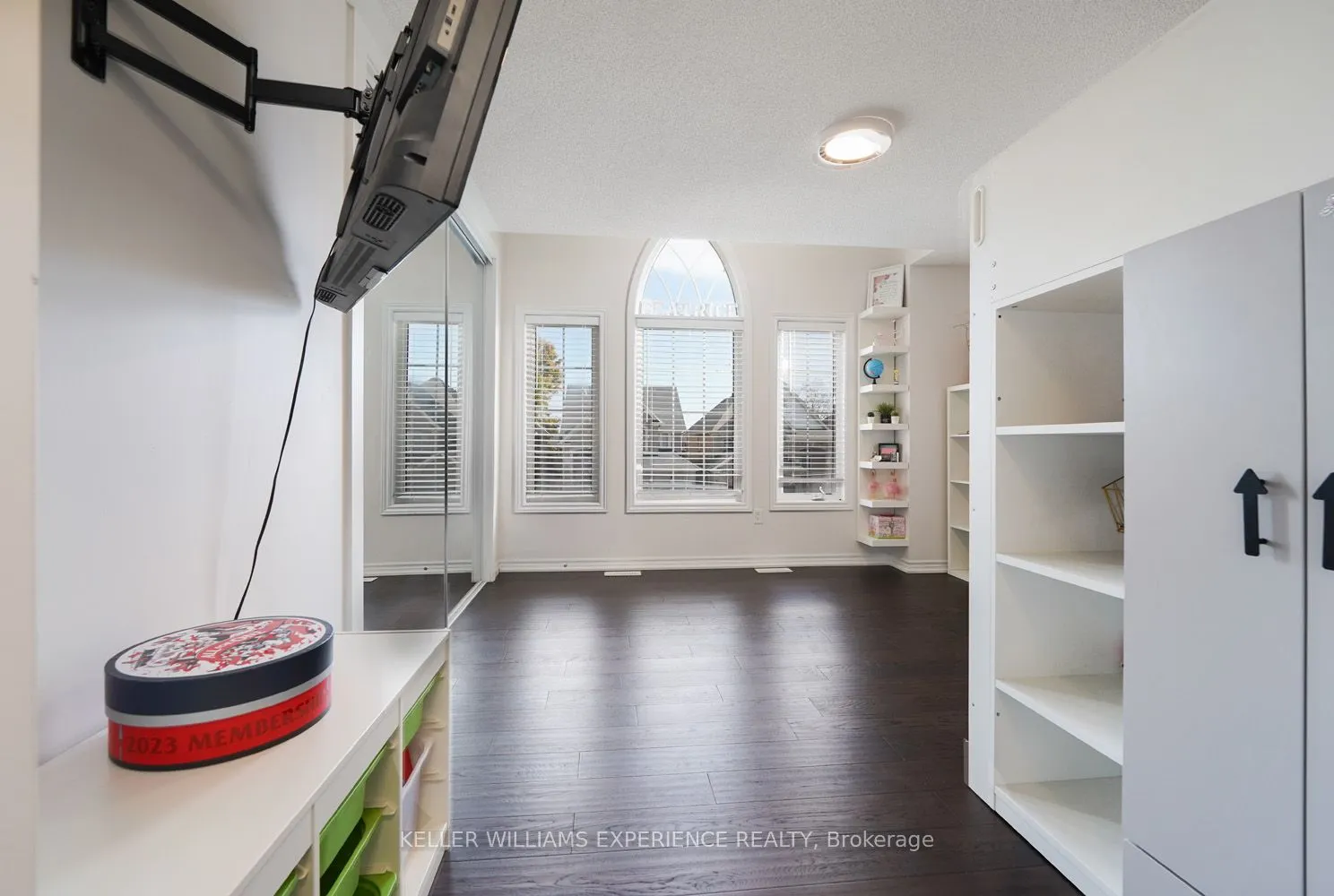 2199 Dawson Crescent W