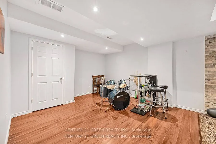 238 King Street S