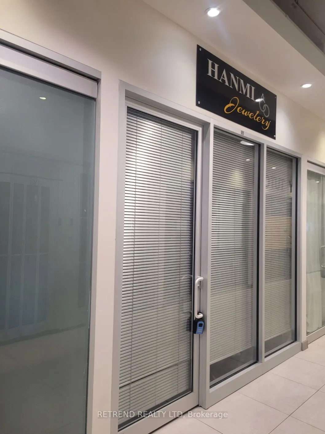 7181 Yonge Street, #211