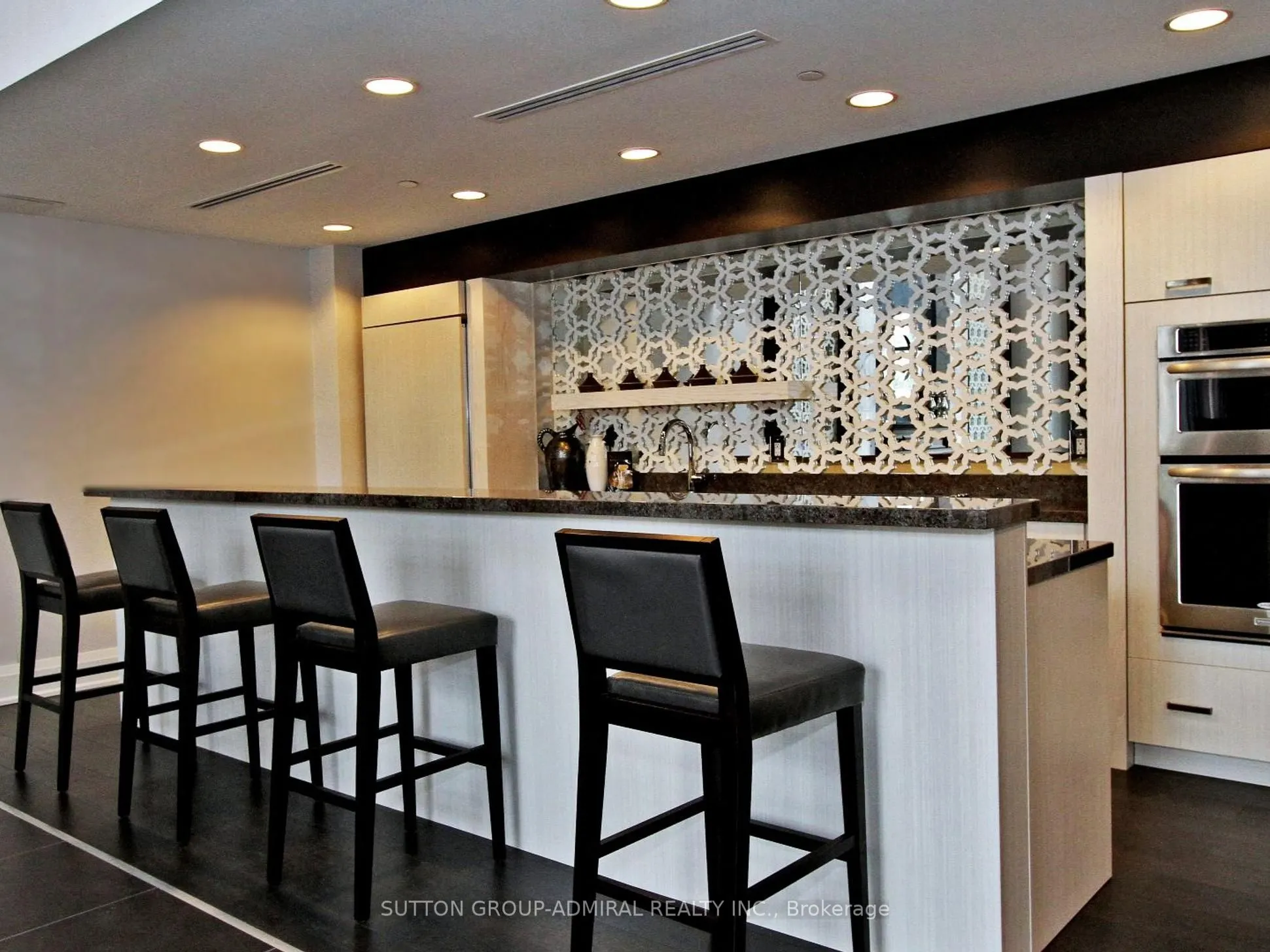 7608 yonge Street, #604