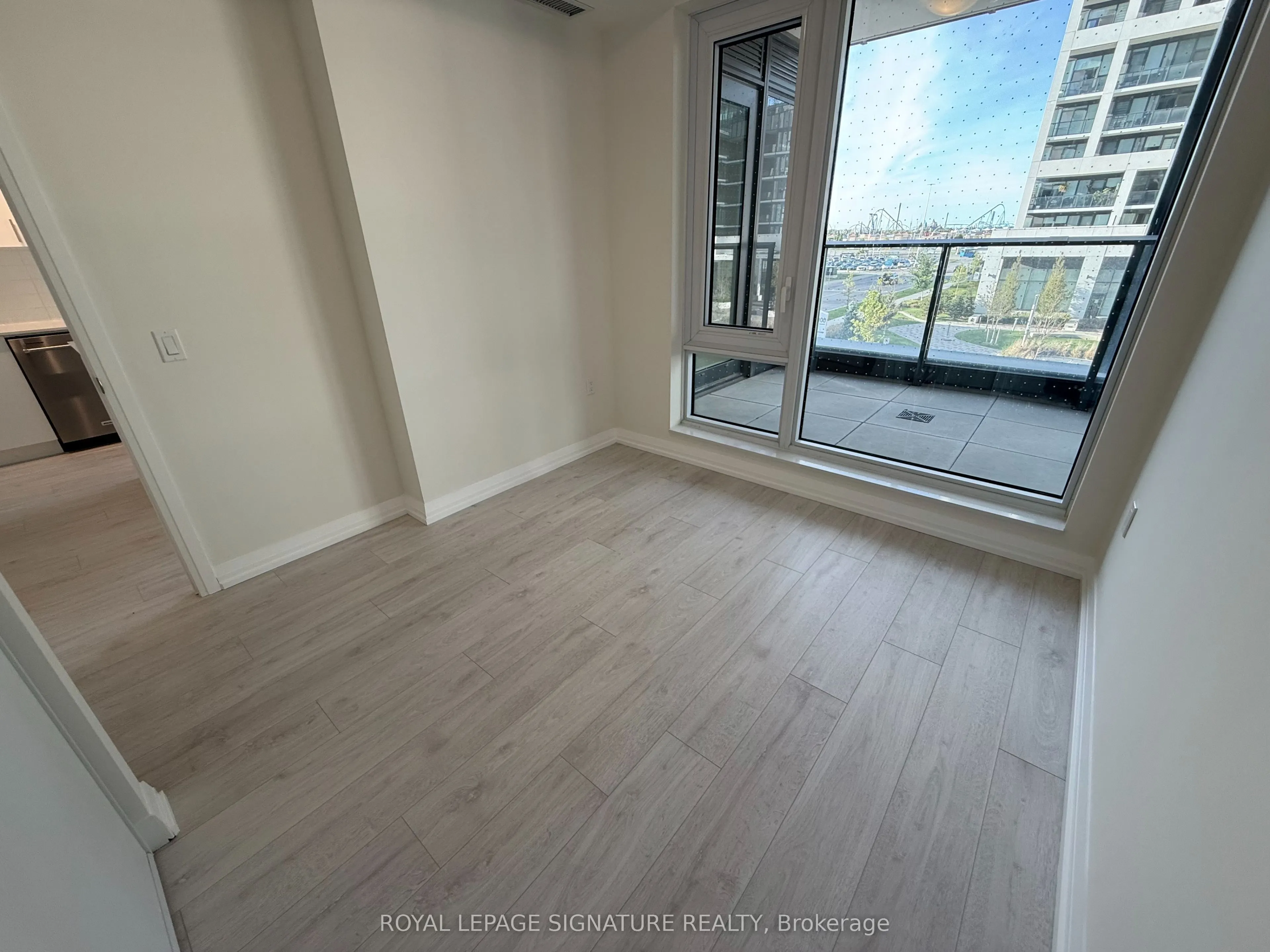 27 Korda Gate, #214