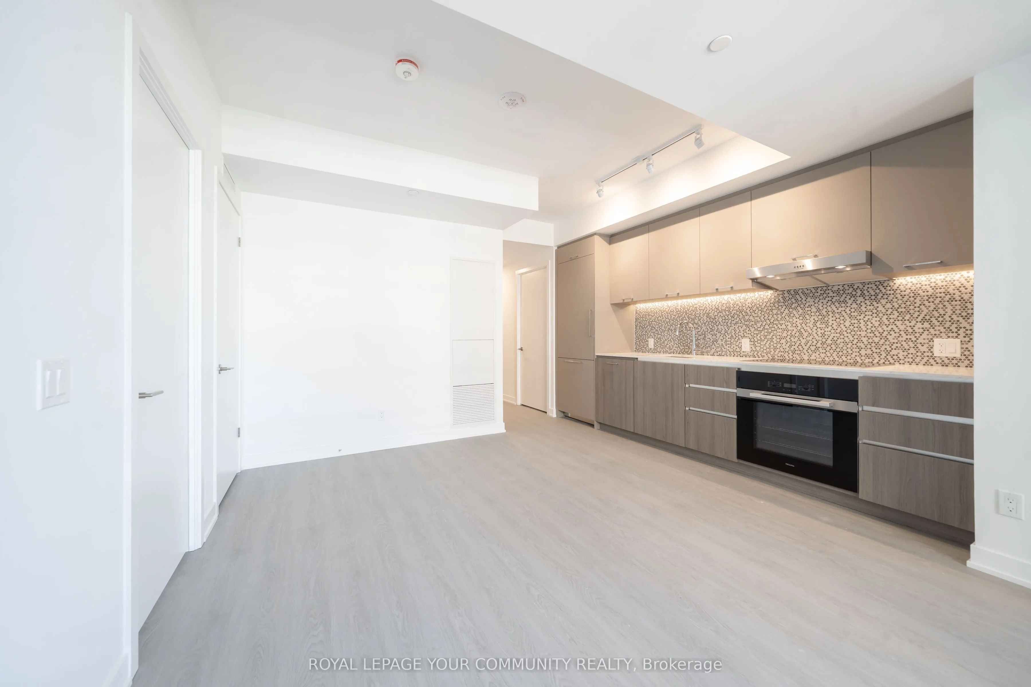 8188 Yonge Street, #725