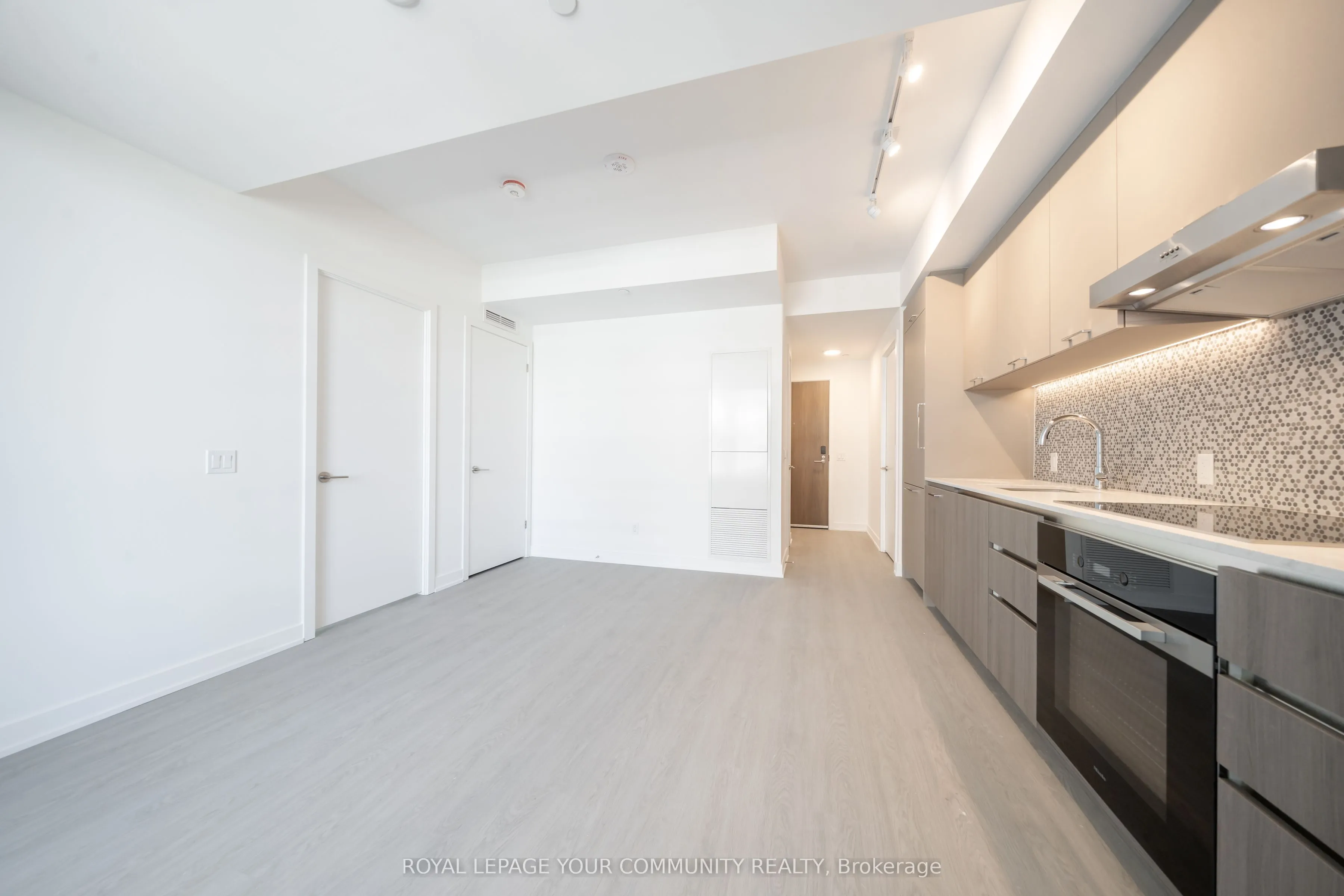 8188 Yonge Street, #725