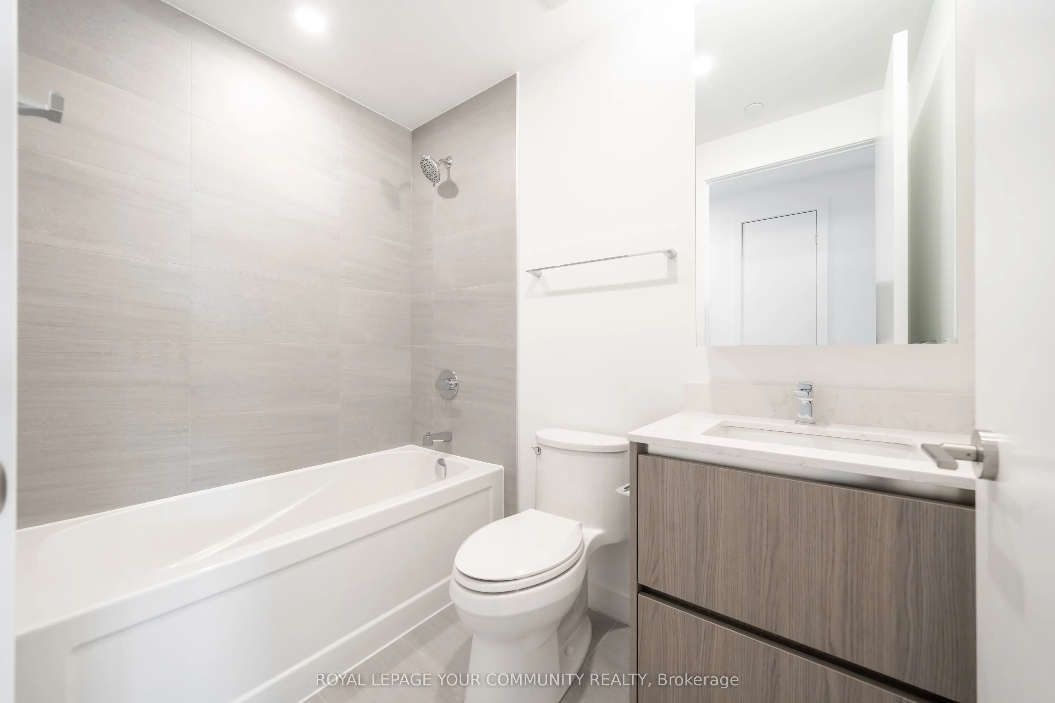 8188 Yonge Street, #725