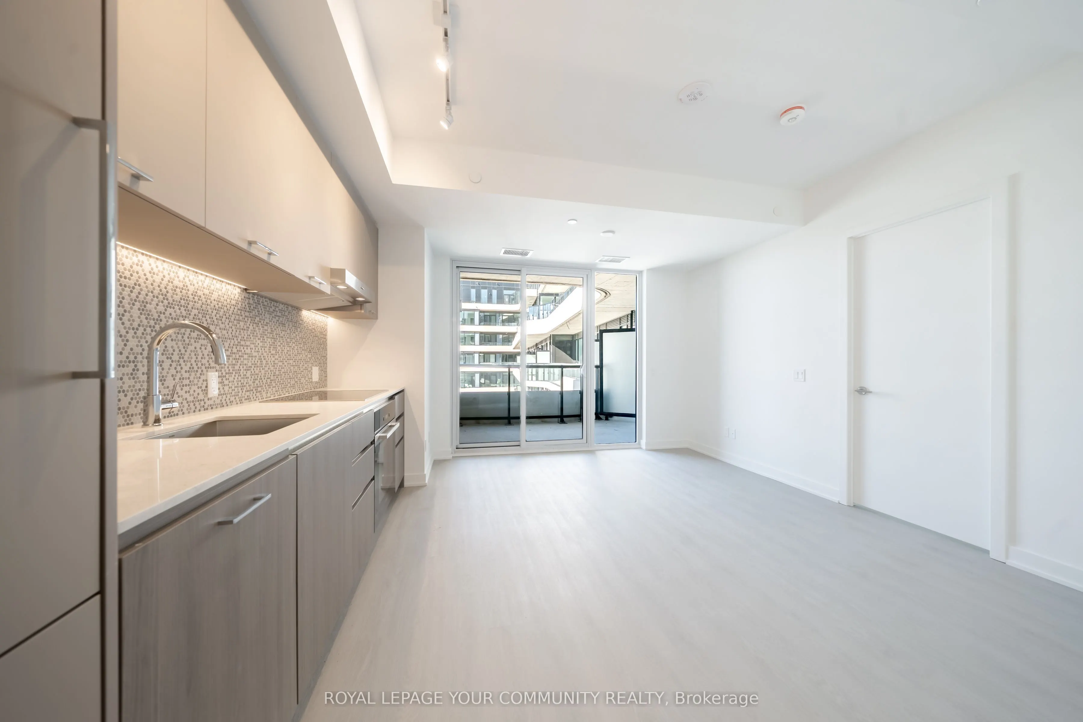 8188 Yonge Street, #725