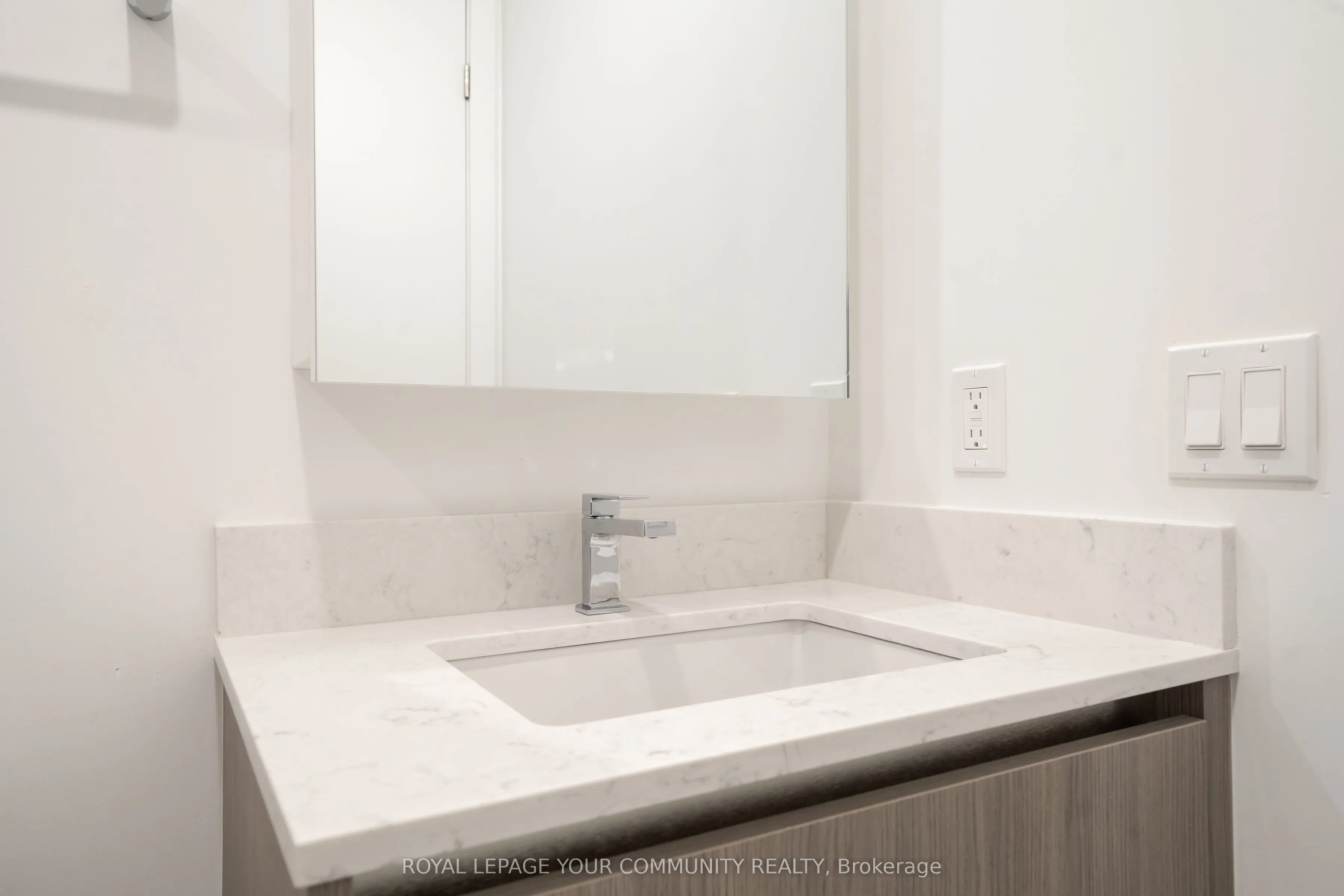 8188 Yonge Street, #725