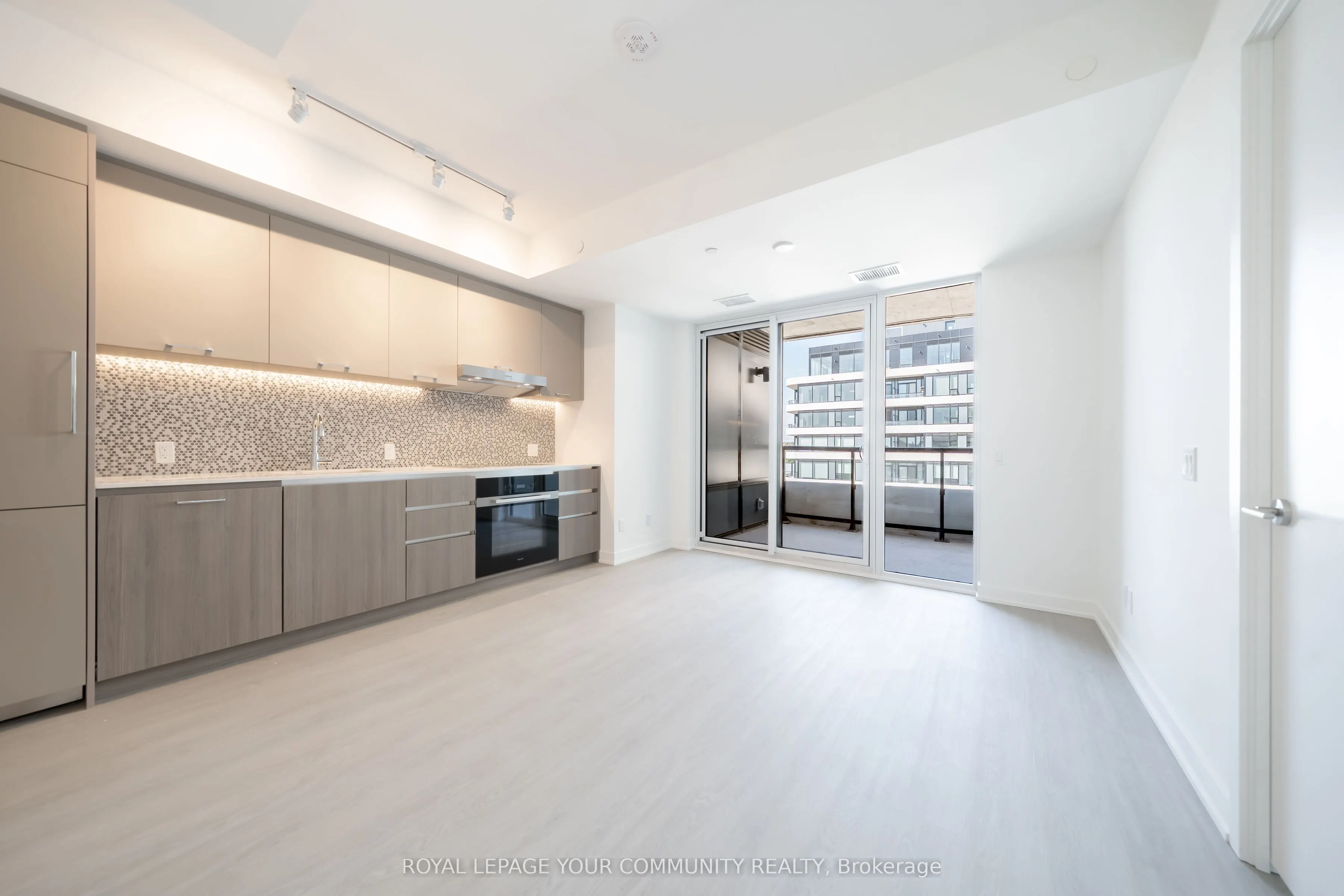 8188 Yonge Street, #725