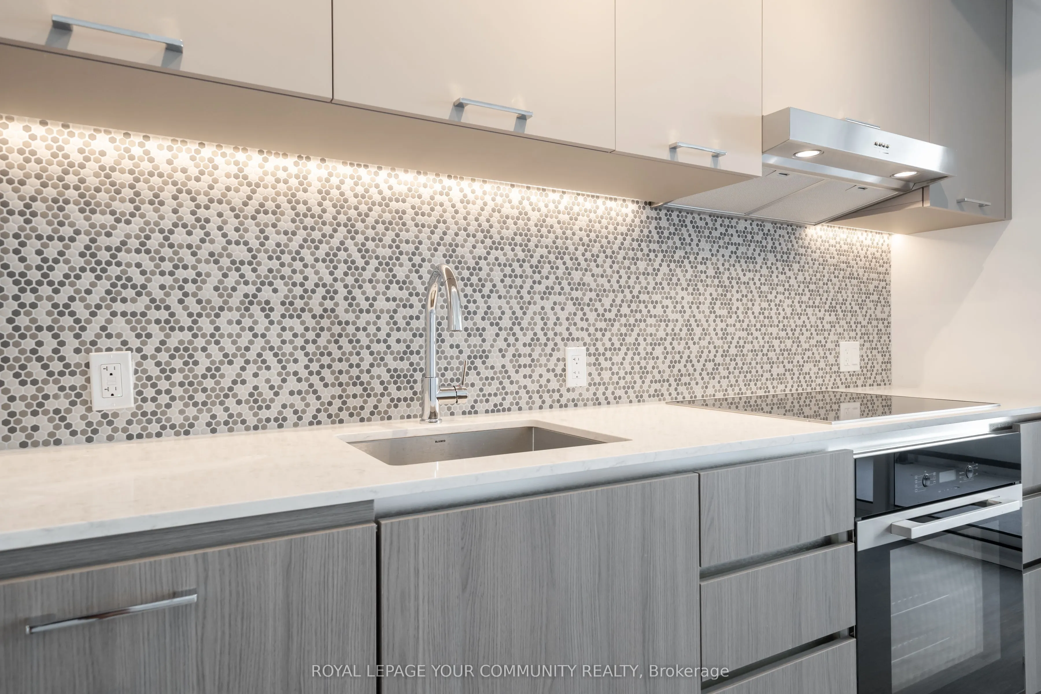 8188 Yonge Street, #725