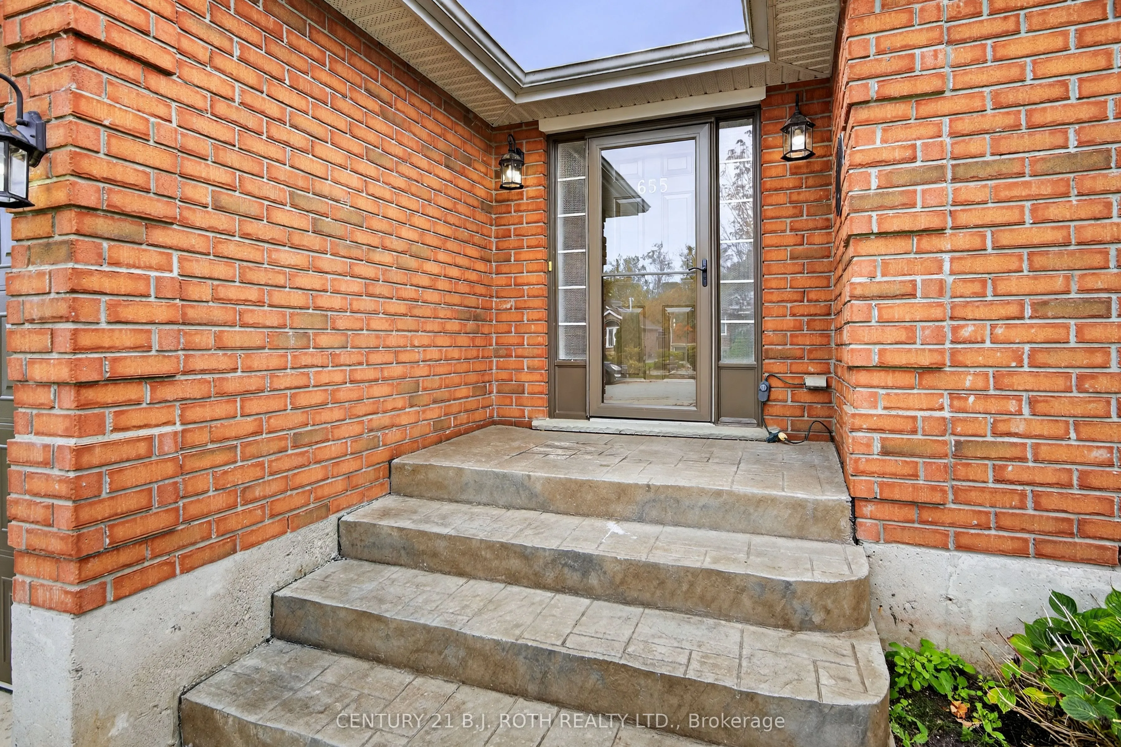 655 Glen Cedar Crescent
