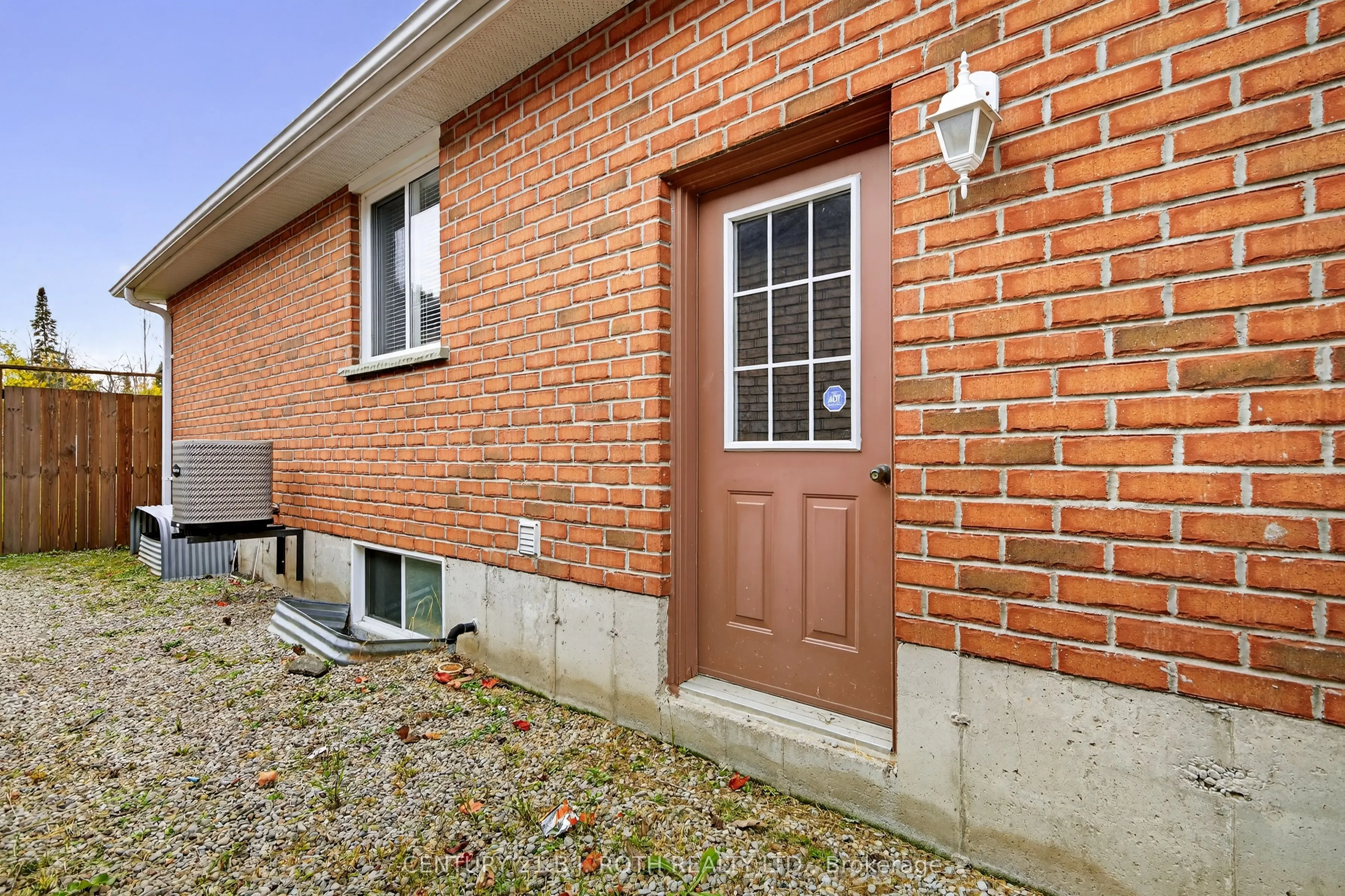 655 Glen Cedar Crescent