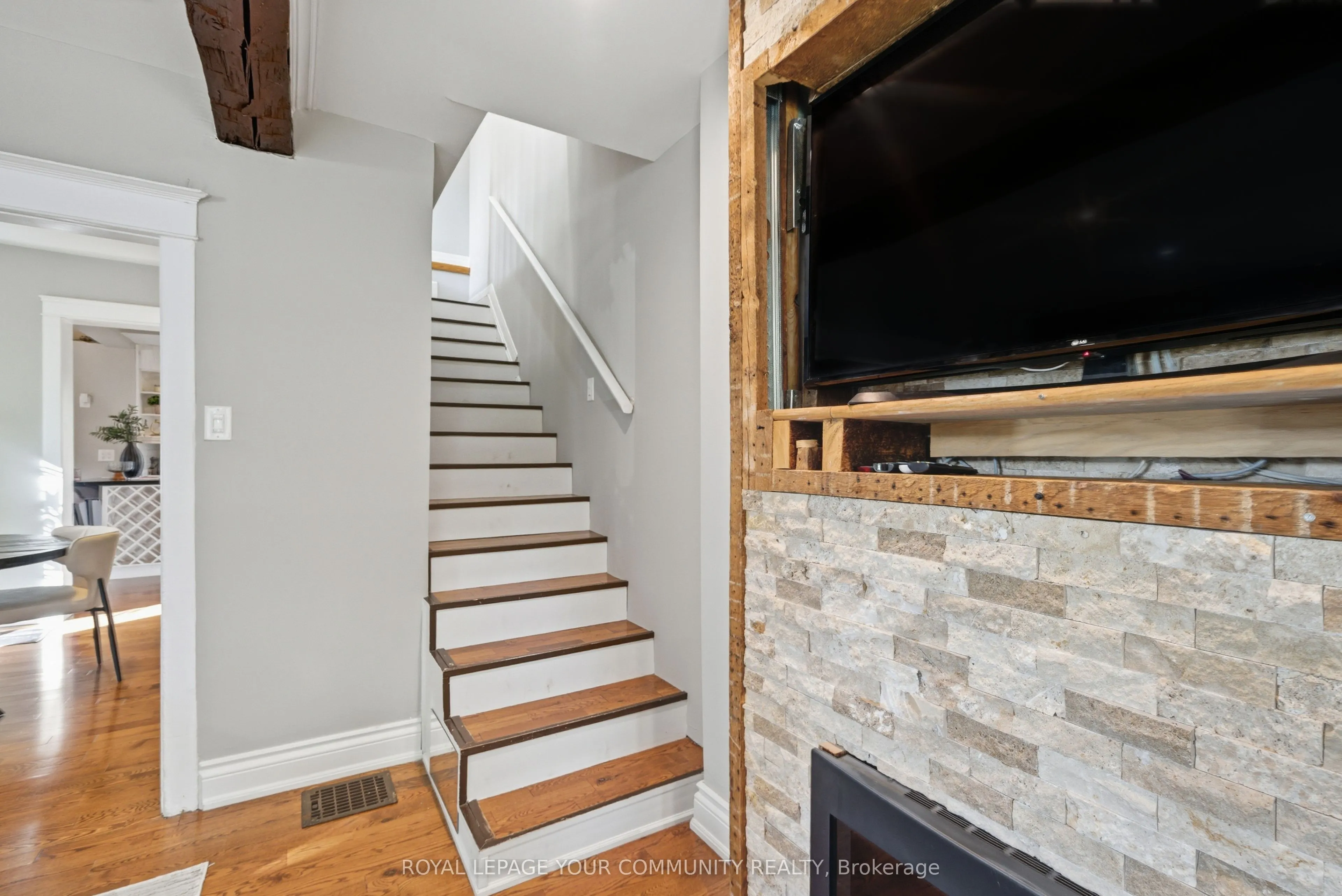 30 Elizabeth Street S