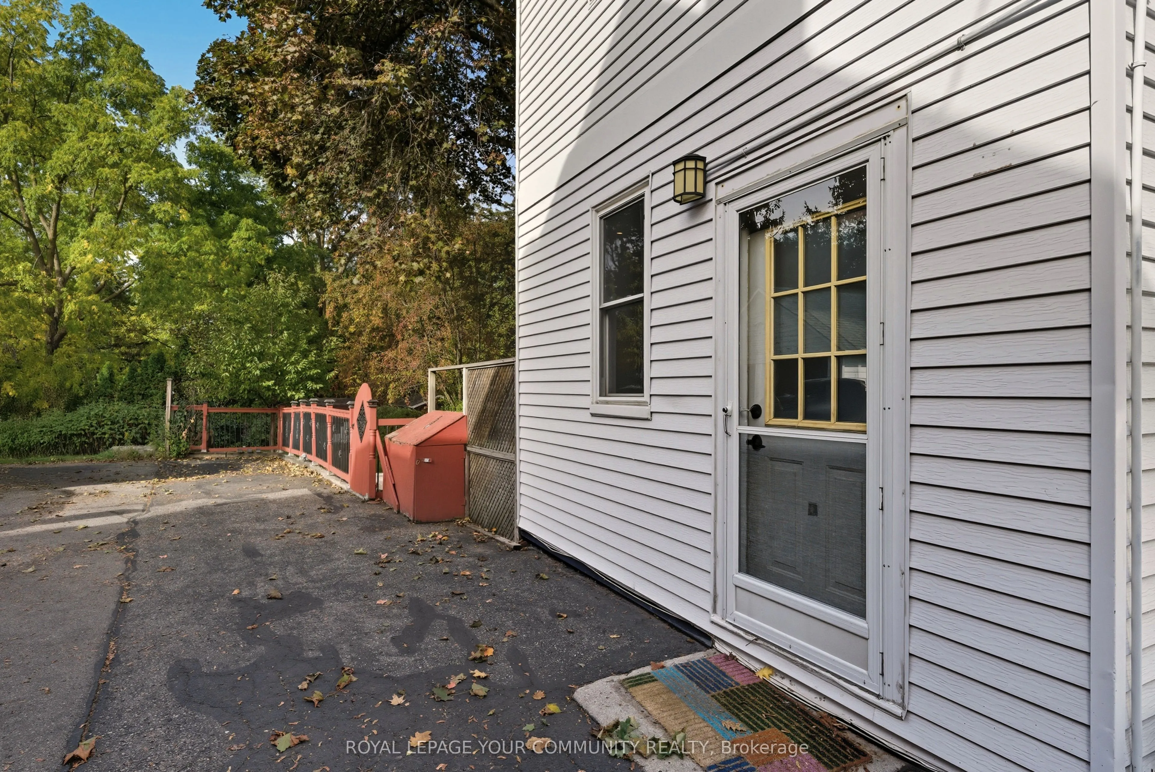 30 Elizabeth Street S