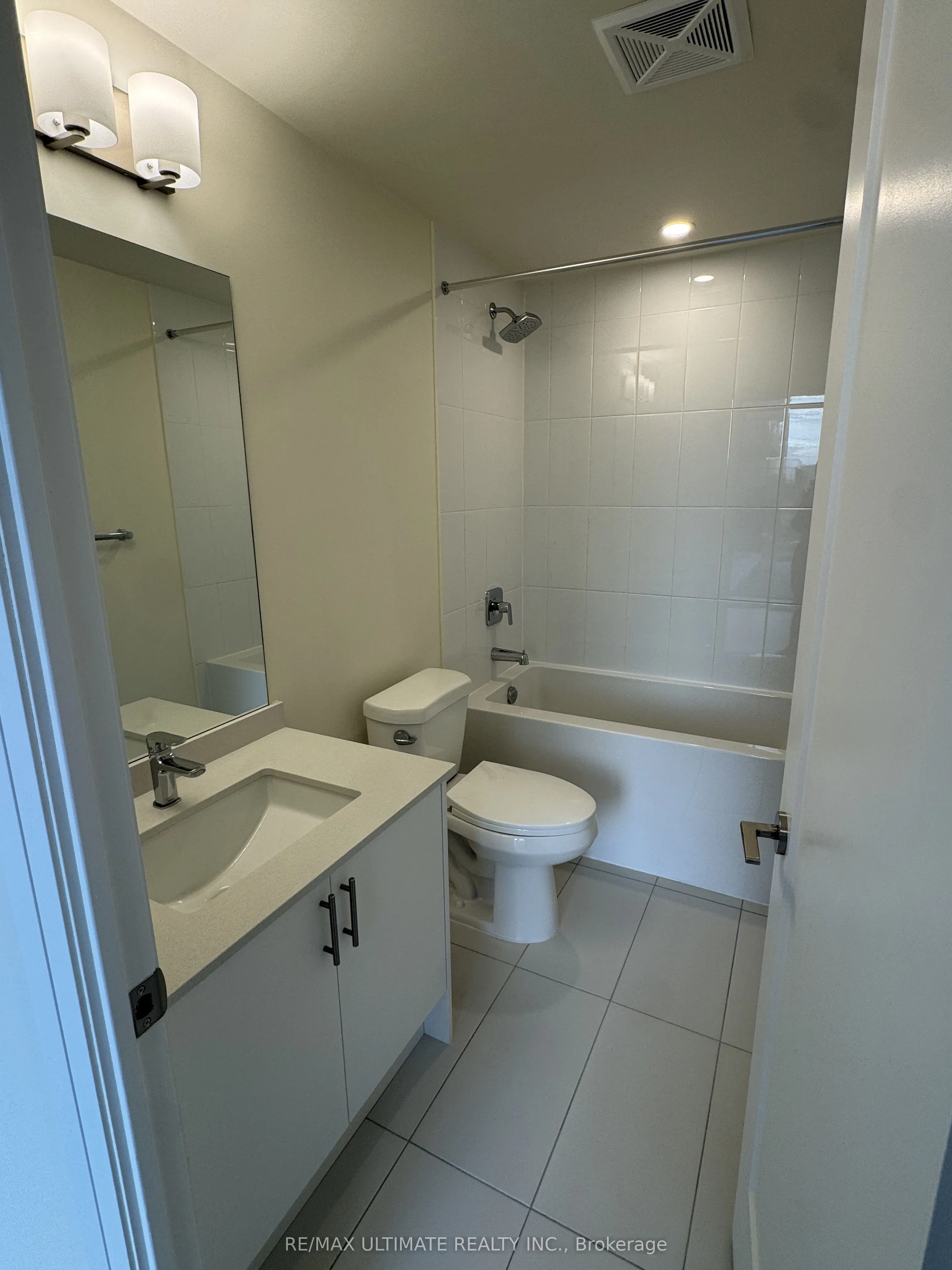 27 Korda Gate, #216