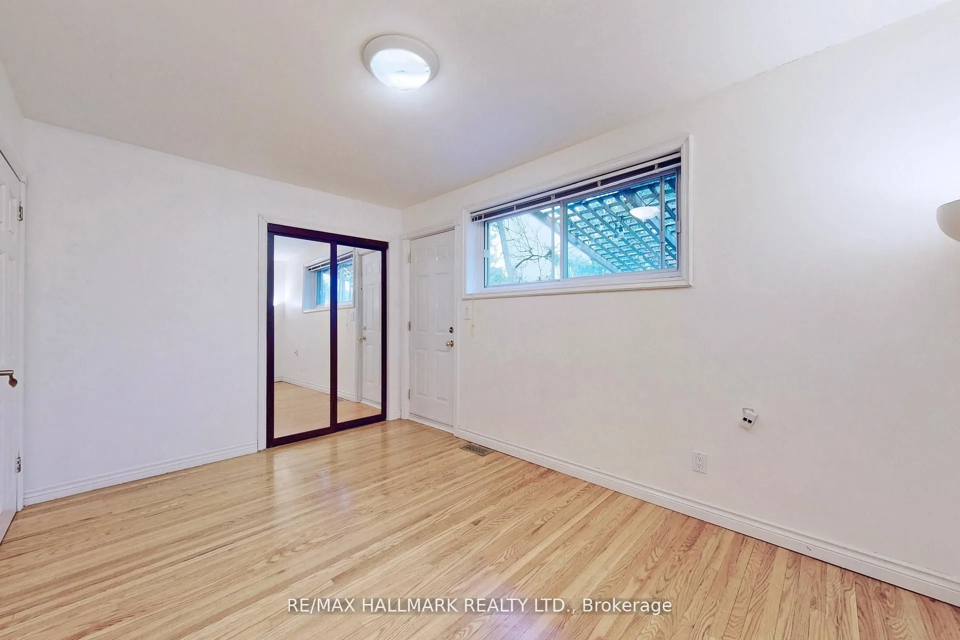 16 Knowles Crescent
