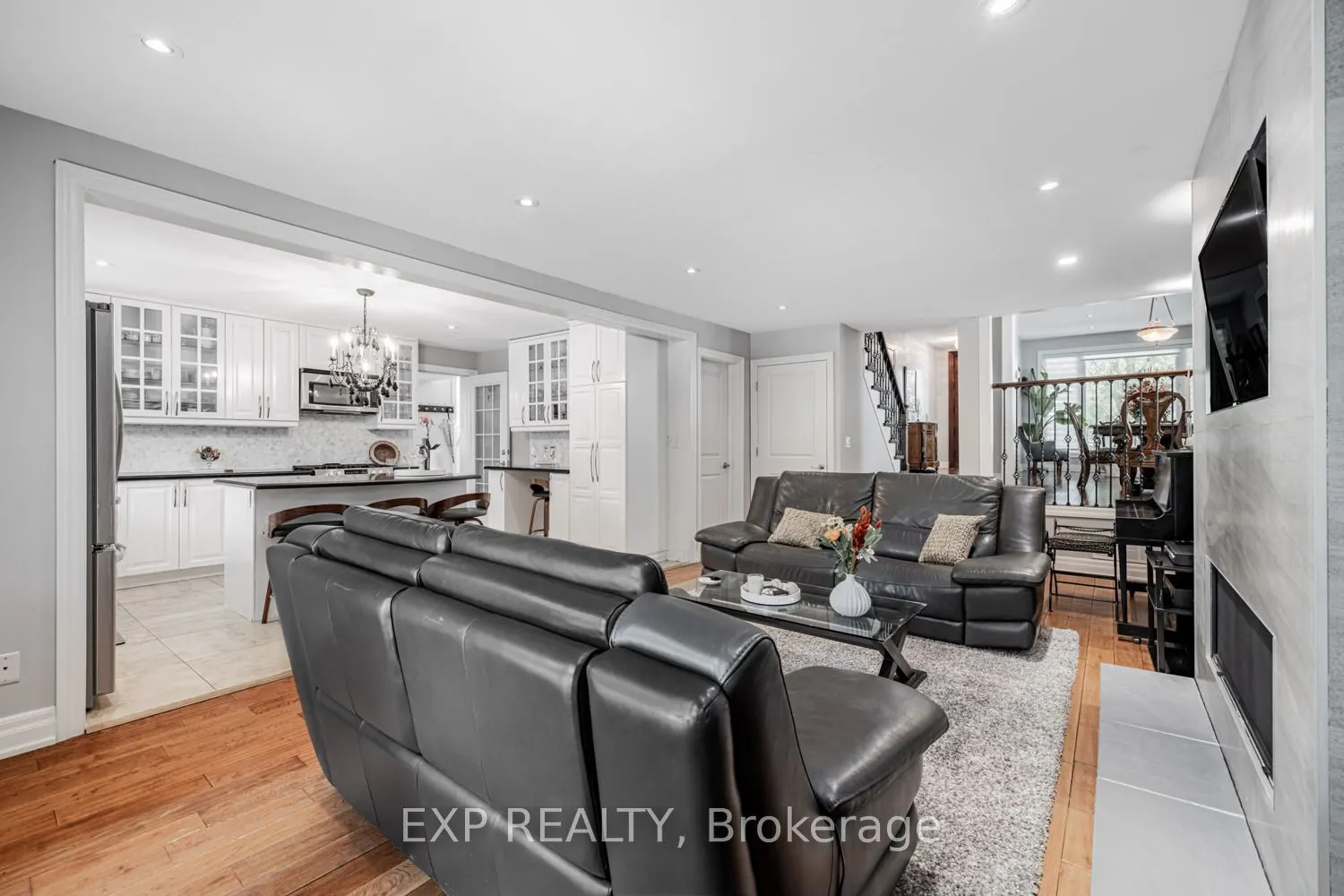 203 Centre Street W