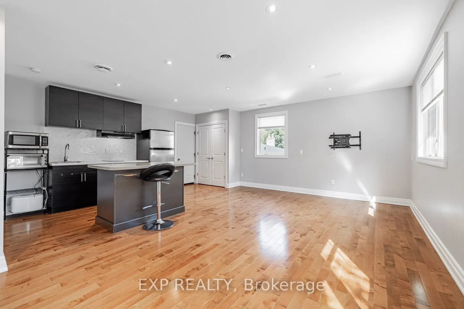 203 Centre Street W