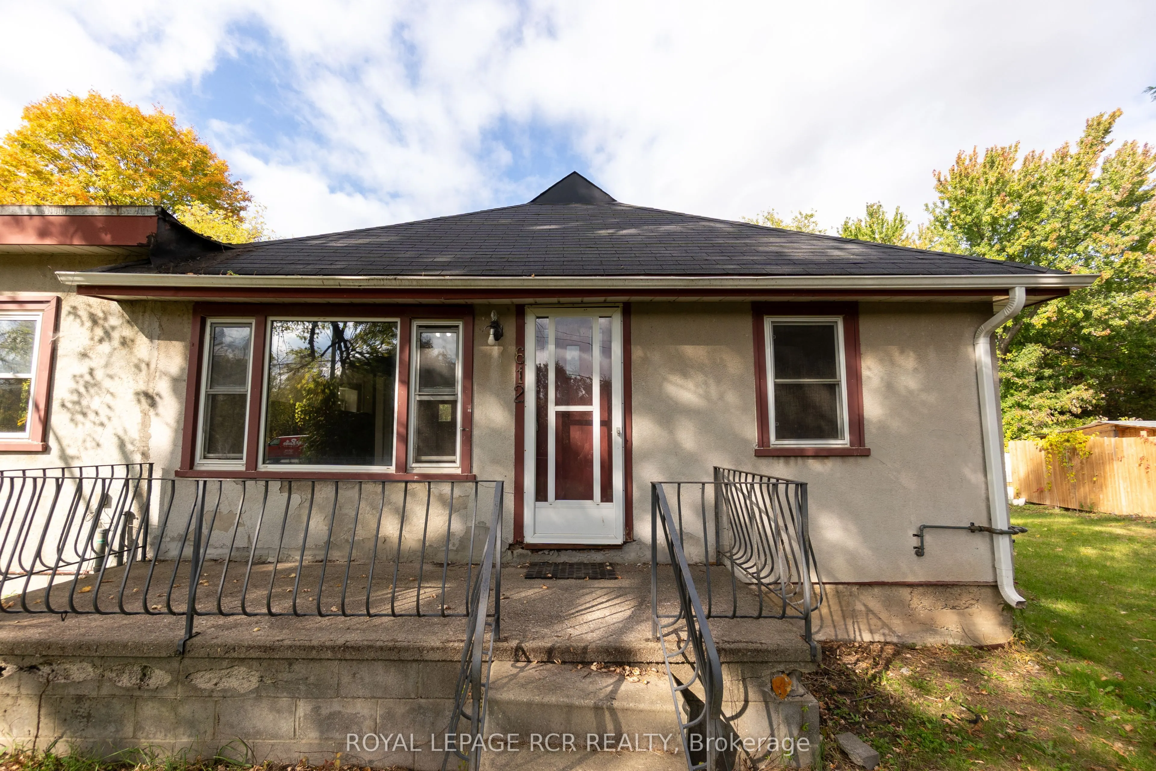 612 Victoria Street E