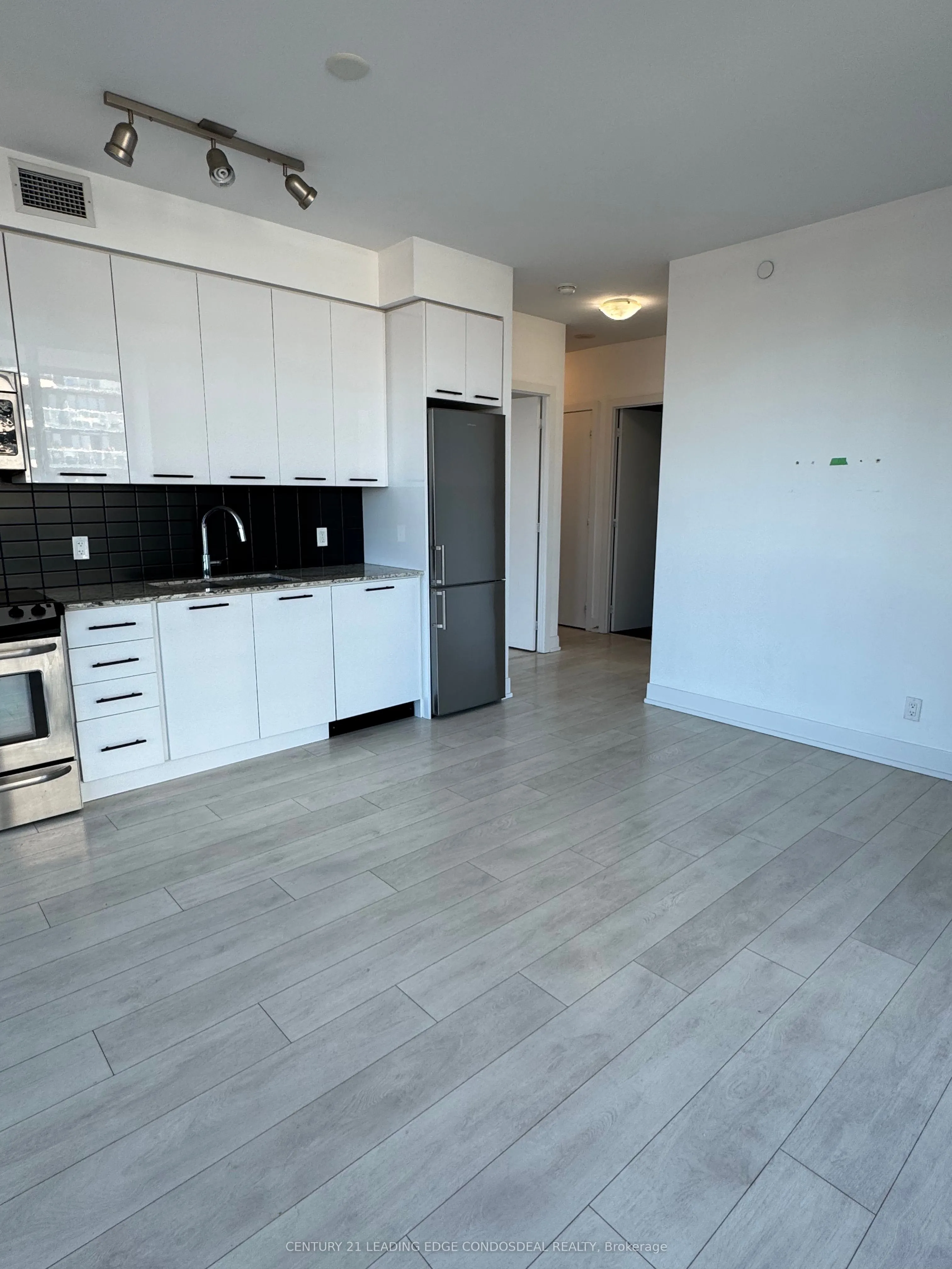 9471 Yonge Street, #913