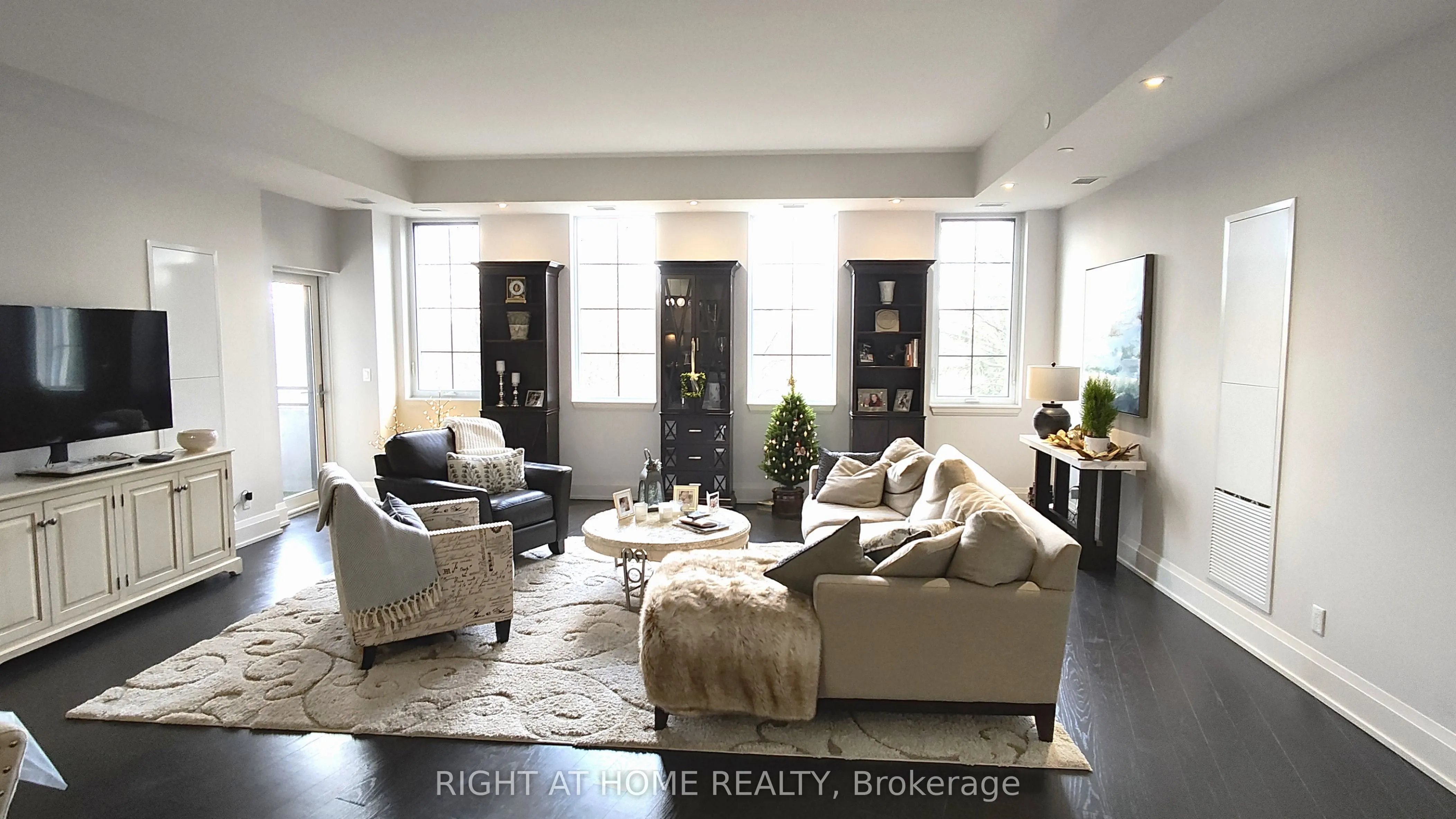 20 Fred Varley Drive, #330